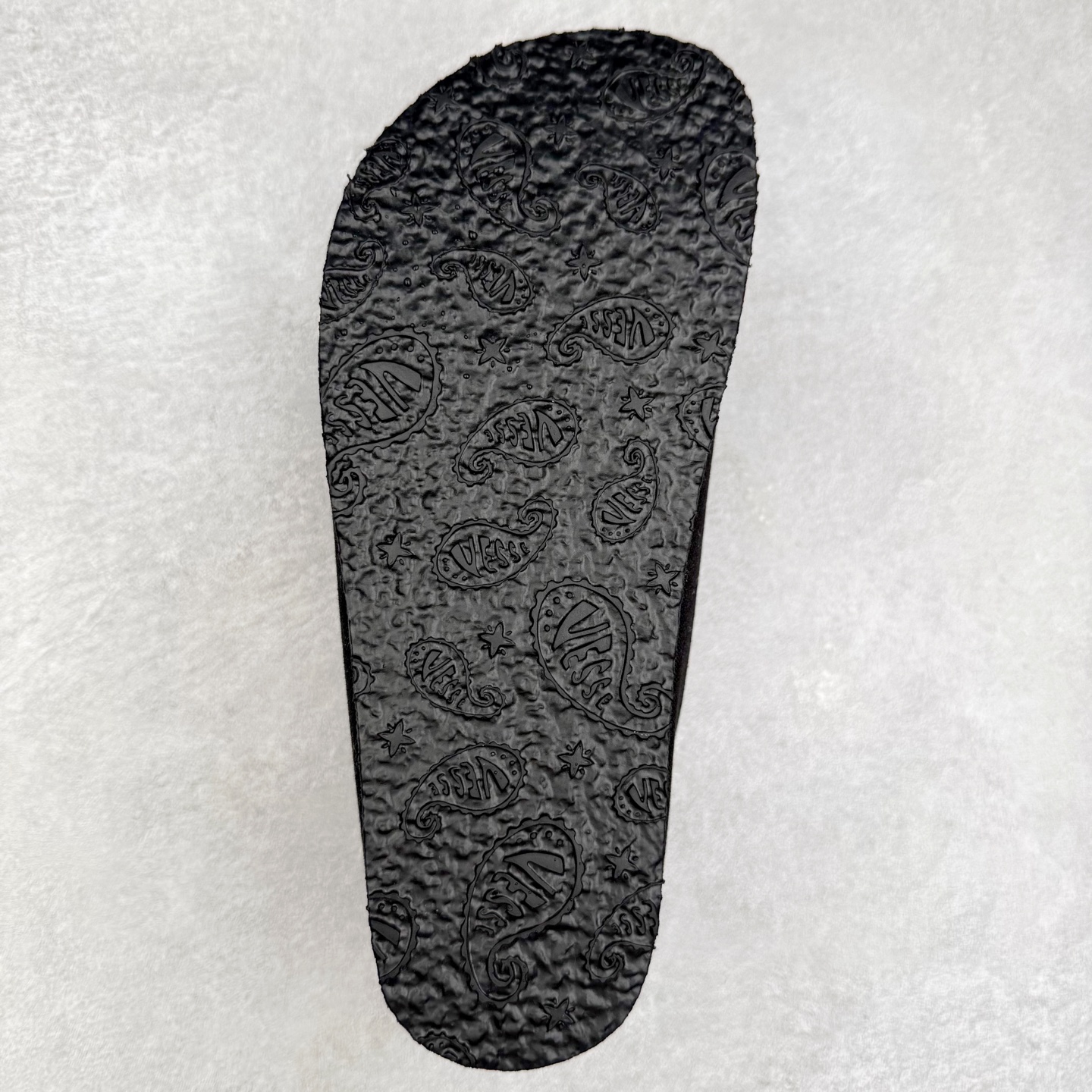 图片[9]-xVESSEL Cabin One 吴建豪同款头等舱复古帆布穆勒鞋休闲舒适包头拖鞋 男女同款 XVESSEL是一个将解构主义与标志性设计元素触合的品牌，自2017年推出标志性软木硫化帆布鞋，多年来以热点设计元素融合解构主义，呈现视角的潮流单品。自成立以来，XVESSEL已经与LANVIN、Marvel、奔驰、山本耀司、G-Shock、Readymade等国际品牌和时代人物展开合作。XVESSEL前缀中的x代表着大胆自信的冒险精神，VESSEL一词除了可以解释为船的意思外，也可以理解血管的含义。代表着品牌就像一艘无畏驶向未知的船，也像是人们生活中流动的血液。xVESSEL就是建立于自己的一个媒介，能够传达出自己对爱和个性的感受和看法。尺码：35 36 37 38 39 40 41 42 43 44 45-选品中心