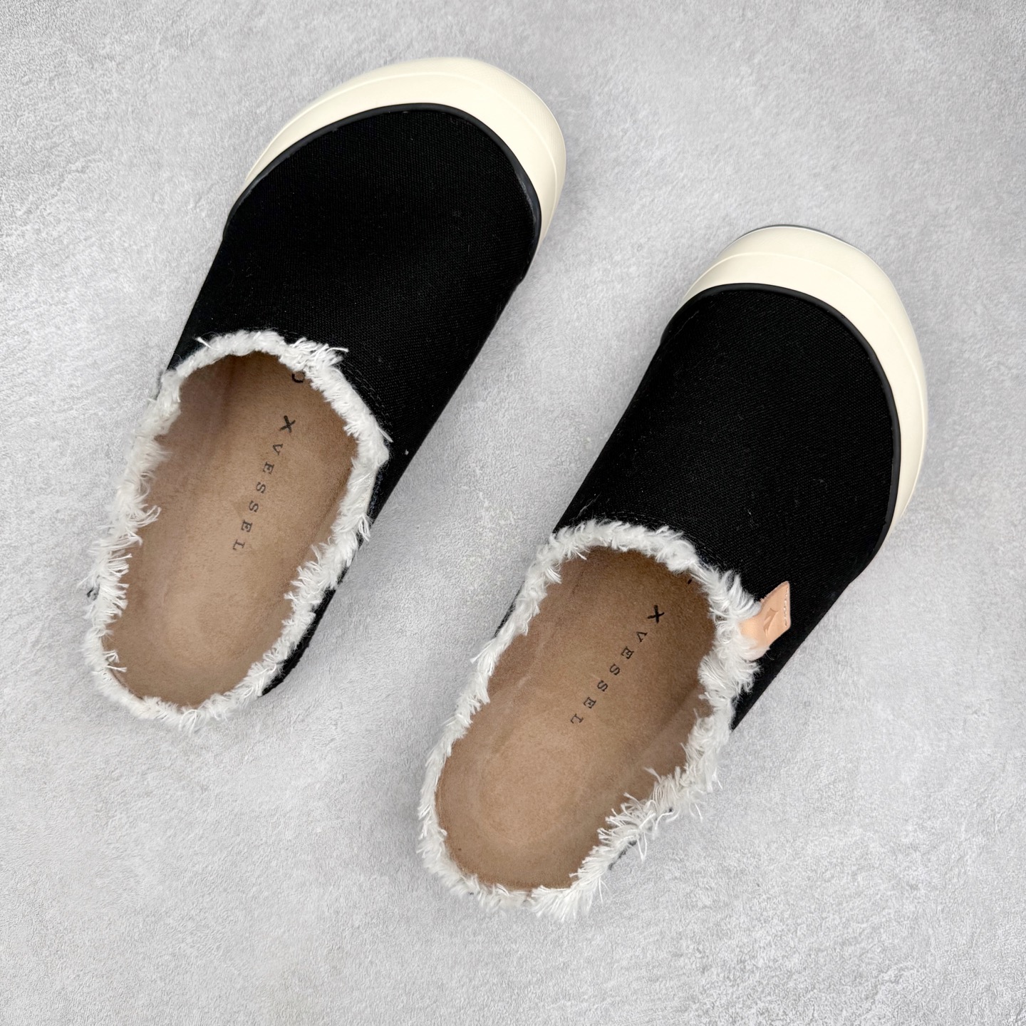 图片[3]-xVESSEL Cabin One 吴建豪同款头等舱复古帆布穆勒鞋休闲舒适包头拖鞋 男女同款 XVESSEL是一个将解构主义与标志性设计元素触合的品牌，自2017年推出标志性软木硫化帆布鞋，多年来以热点设计元素融合解构主义，呈现视角的潮流单品。自成立以来，XVESSEL已经与LANVIN、Marvel、奔驰、山本耀司、G-Shock、Readymade等国际品牌和时代人物展开合作。XVESSEL前缀中的x代表着大胆自信的冒险精神，VESSEL一词除了可以解释为船的意思外，也可以理解血管的含义。代表着品牌就像一艘无畏驶向未知的船，也像是人们生活中流动的血液。xVESSEL就是建立于自己的一个媒介，能够传达出自己对爱和个性的感受和看法。尺码：35 36 37 38 39 40 41 42 43 44 45-选品中心