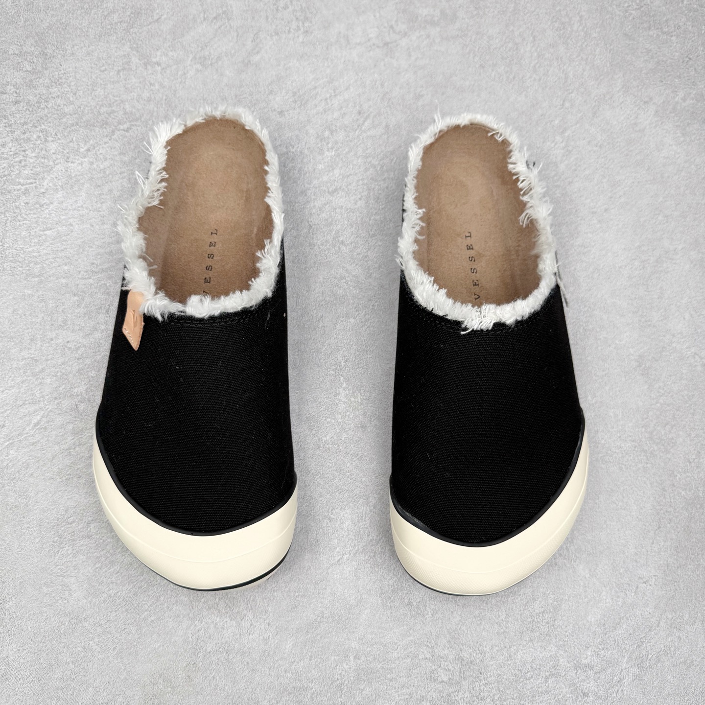 图片[2]-xVESSEL Cabin One 吴建豪同款头等舱复古帆布穆勒鞋休闲舒适包头拖鞋 男女同款 XVESSEL是一个将解构主义与标志性设计元素触合的品牌，自2017年推出标志性软木硫化帆布鞋，多年来以热点设计元素融合解构主义，呈现视角的潮流单品。自成立以来，XVESSEL已经与LANVIN、Marvel、奔驰、山本耀司、G-Shock、Readymade等国际品牌和时代人物展开合作。XVESSEL前缀中的x代表着大胆自信的冒险精神，VESSEL一词除了可以解释为船的意思外，也可以理解血管的含义。代表着品牌就像一艘无畏驶向未知的船，也像是人们生活中流动的血液。xVESSEL就是建立于自己的一个媒介，能够传达出自己对爱和个性的感受和看法。尺码：35 36 37 38 39 40 41 42 43 44 45-选品中心