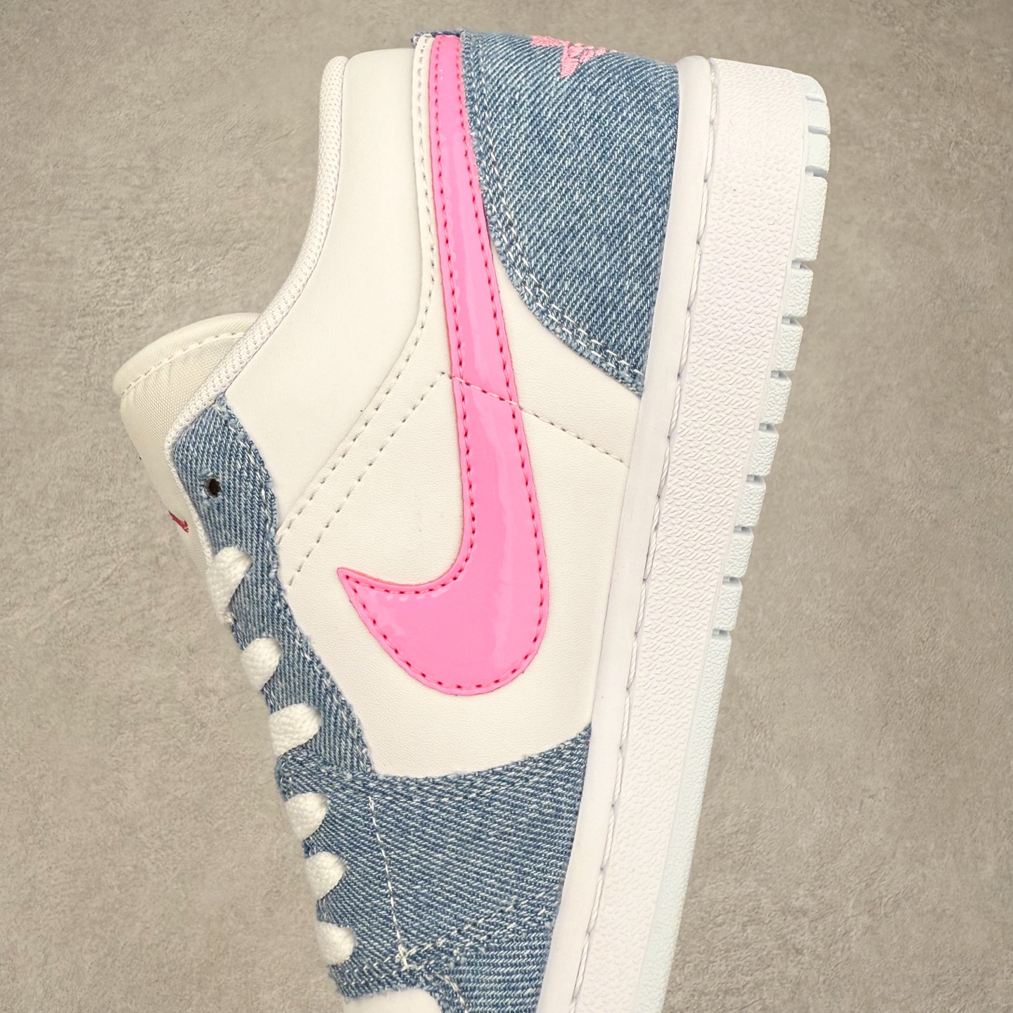 图片[7]-＃K版 Air Jordan AJ1 Low 低帮 HQ2001-400 全新流水线出品 DT版本唯一平替选择 市场第二梯队最强版 全部原鞋开发 原楦原纸板开发 全鞋电脑针车 原厂内置全掌气垫 原盒内在原标 唯一Zp原版鞋带绑法 免检产品 全新2022版型 全头层皮料 完美零毛边处理 原厂配置全掌气垫 价格定位良心 几十个配色陆续出货 实拍调校N版已经零色差零失真 百分百还原实物色彩所见即所得 不存在货不对板色差等低级问题 选购参考实物拍摄 不混卖不参货 只用心做好货严格选品 承诺混一赔十 尺码：36 36.5 37.5 38 38.5 39 40 40.5 41 42 42.5 43 44 44.5 45-选品中心