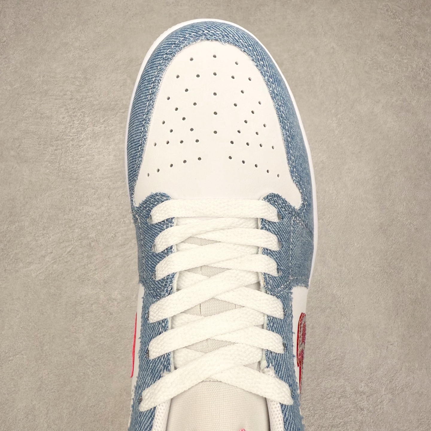 图片[4]-＃K版 Air Jordan AJ1 Low 低帮 HQ2001-400 全新流水线出品 DT版本唯一平替选择 市场第二梯队最强版 全部原鞋开发 原楦原纸板开发 全鞋电脑针车 原厂内置全掌气垫 原盒内在原标 唯一Zp原版鞋带绑法 免检产品 全新2022版型 全头层皮料 完美零毛边处理 原厂配置全掌气垫 价格定位良心 几十个配色陆续出货 实拍调校N版已经零色差零失真 百分百还原实物色彩所见即所得 不存在货不对板色差等低级问题 选购参考实物拍摄 不混卖不参货 只用心做好货严格选品 承诺混一赔十 尺码：36 36.5 37.5 38 38.5 39 40 40.5 41 42 42.5 43 44 44.5 45-选品中心