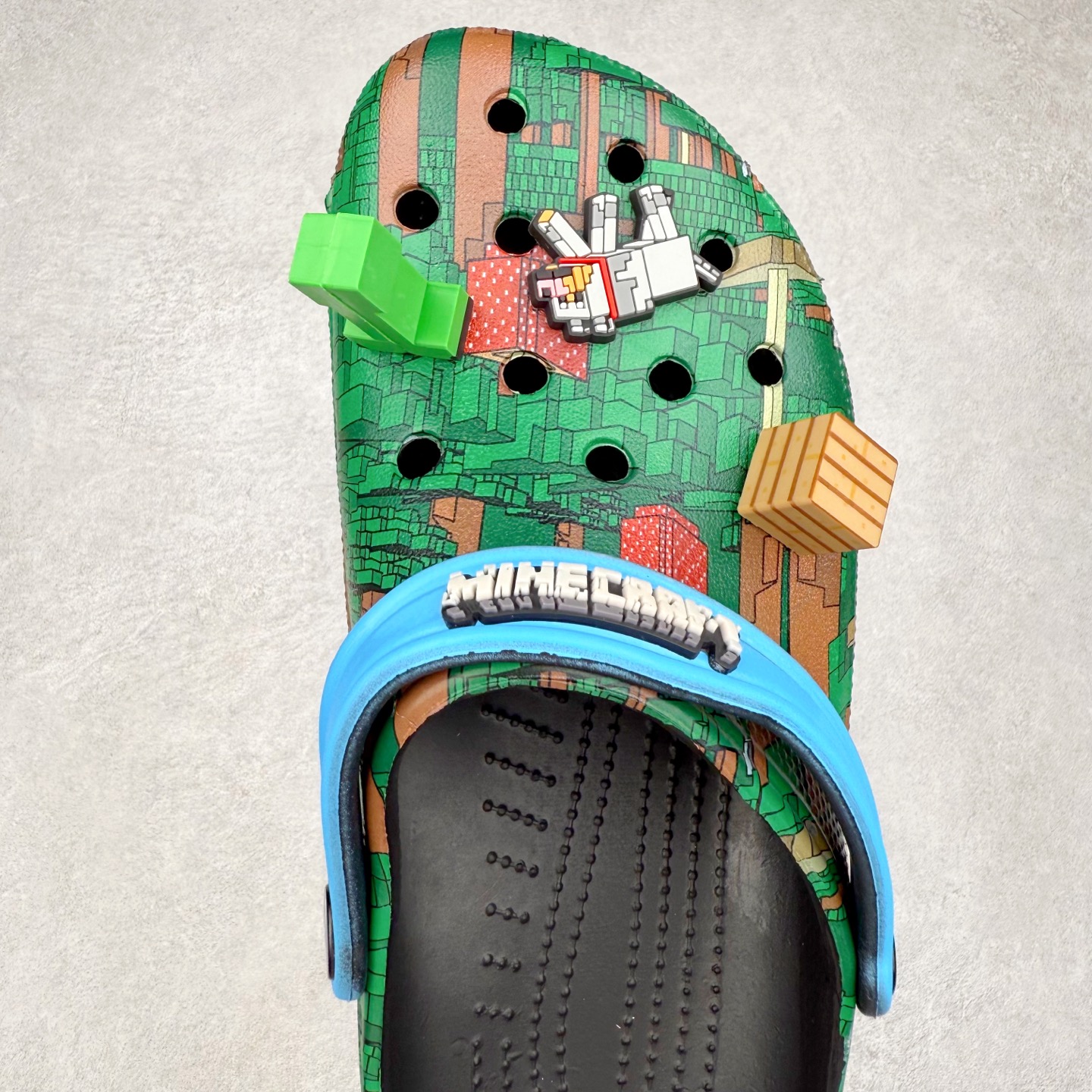 图片[4]-我的世界 x Crocs Classic Clog卡骆驰联名限定合作系列EVA经典一脚蹬包头洞洞鞋 男女同款 超轻Croslite专利材料打造 鞋面更加耐用易清洗 该鞋款轻盈舒适 2002年 经典克骆格诞生 秉承外形简单 穿着舒适的初衷 不断为消费者带来舒适的穿着体验 穿出“趣”味 鞋面洞洞可搭彰显个性的智必星 一鞋两穿 可调节式后跟带增添鞋身的稳固性能 放前面变成愜意舒适的凉拖 放后面行走跑跳更加稳妥 Croslite ™材料 封闭式细胞树脂 能够在体温作用下自动变形以适应脚部形状 涉水性优秀的同时易于清洁 抓地力强 不易打滑 Crocs的核心理念：轻便 灵活 全方位的舒适感 同步官方尺码：M4（36-37） M5（37-38）M6（38-39）M7（39-40）M8（41-42）M9（42-43）M10（43-44）M11（45-46）-选品中心