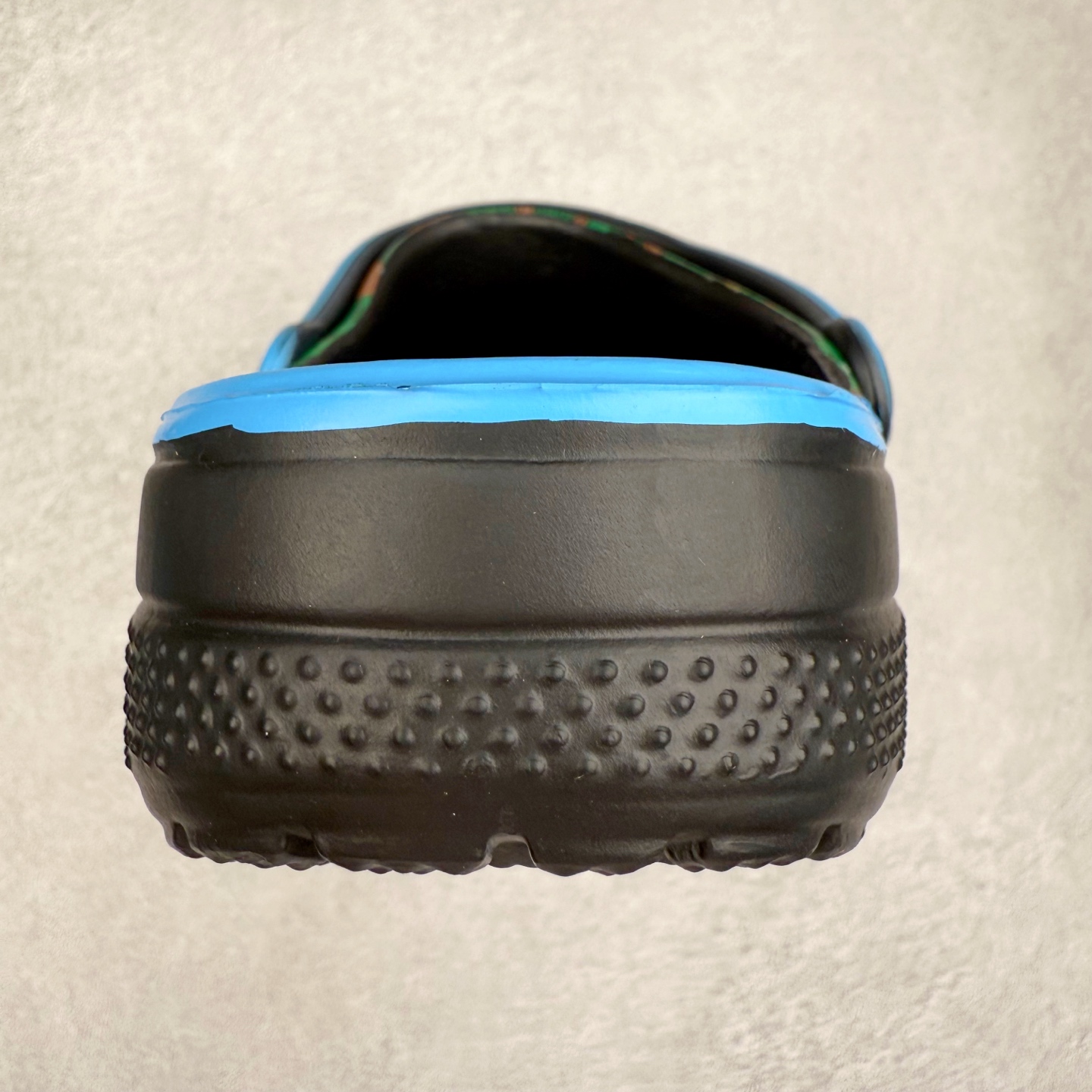 图片[8]-我的世界 x Crocs Classic Clog卡骆驰联名限定合作系列EVA经典一脚蹬包头洞洞鞋 男女同款 超轻Croslite专利材料打造 鞋面更加耐用易清洗 该鞋款轻盈舒适 2002年 经典克骆格诞生 秉承外形简单 穿着舒适的初衷 不断为消费者带来舒适的穿着体验 穿出“趣”味 鞋面洞洞可搭彰显个性的智必星 一鞋两穿 可调节式后跟带增添鞋身的稳固性能 放前面变成愜意舒适的凉拖 放后面行走跑跳更加稳妥 Croslite ™材料 封闭式细胞树脂 能够在体温作用下自动变形以适应脚部形状 涉水性优秀的同时易于清洁 抓地力强 不易打滑 Crocs的核心理念：轻便 灵活 全方位的舒适感 同步官方尺码：M4（36-37） M5（37-38）M6（38-39）M7（39-40）M8（41-42）M9（42-43）M10（43-44）M11（45-46）-选品中心