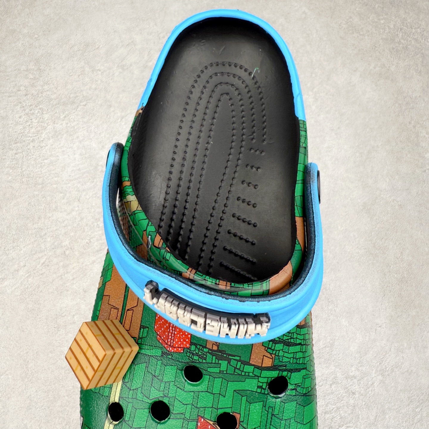 图片[5]-我的世界 x Crocs Classic Clog卡骆驰联名限定合作系列EVA经典一脚蹬包头洞洞鞋 男女同款 超轻Croslite专利材料打造 鞋面更加耐用易清洗 该鞋款轻盈舒适 2002年 经典克骆格诞生 秉承外形简单 穿着舒适的初衷 不断为消费者带来舒适的穿着体验 穿出“趣”味 鞋面洞洞可搭彰显个性的智必星 一鞋两穿 可调节式后跟带增添鞋身的稳固性能 放前面变成愜意舒适的凉拖 放后面行走跑跳更加稳妥 Croslite ™材料 封闭式细胞树脂 能够在体温作用下自动变形以适应脚部形状 涉水性优秀的同时易于清洁 抓地力强 不易打滑 Crocs的核心理念：轻便 灵活 全方位的舒适感 同步官方尺码：M4（36-37） M5（37-38）M6（38-39）M7（39-40）M8（41-42）M9（42-43）M10（43-44）M11（45-46）-选品中心