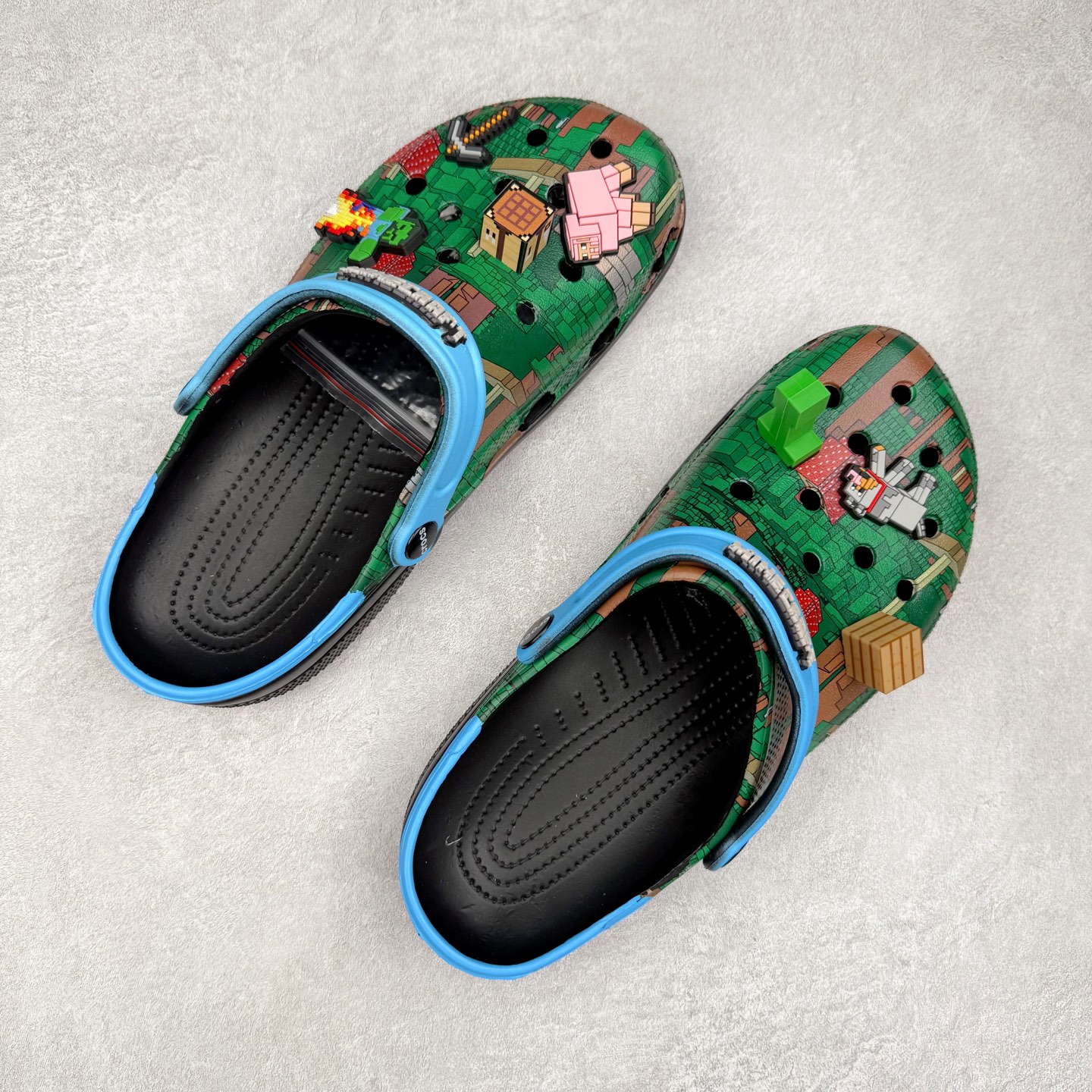 图片[3]-我的世界 x Crocs Classic Clog卡骆驰联名限定合作系列EVA经典一脚蹬包头洞洞鞋 男女同款 超轻Croslite专利材料打造 鞋面更加耐用易清洗 该鞋款轻盈舒适 2002年 经典克骆格诞生 秉承外形简单 穿着舒适的初衷 不断为消费者带来舒适的穿着体验 穿出“趣”味 鞋面洞洞可搭彰显个性的智必星 一鞋两穿 可调节式后跟带增添鞋身的稳固性能 放前面变成愜意舒适的凉拖 放后面行走跑跳更加稳妥 Croslite ™材料 封闭式细胞树脂 能够在体温作用下自动变形以适应脚部形状 涉水性优秀的同时易于清洁 抓地力强 不易打滑 Crocs的核心理念：轻便 灵活 全方位的舒适感 同步官方尺码：M4（36-37） M5（37-38）M6（38-39）M7（39-40）M8（41-42）M9（42-43）M10（43-44）M11（45-46）-选品中心