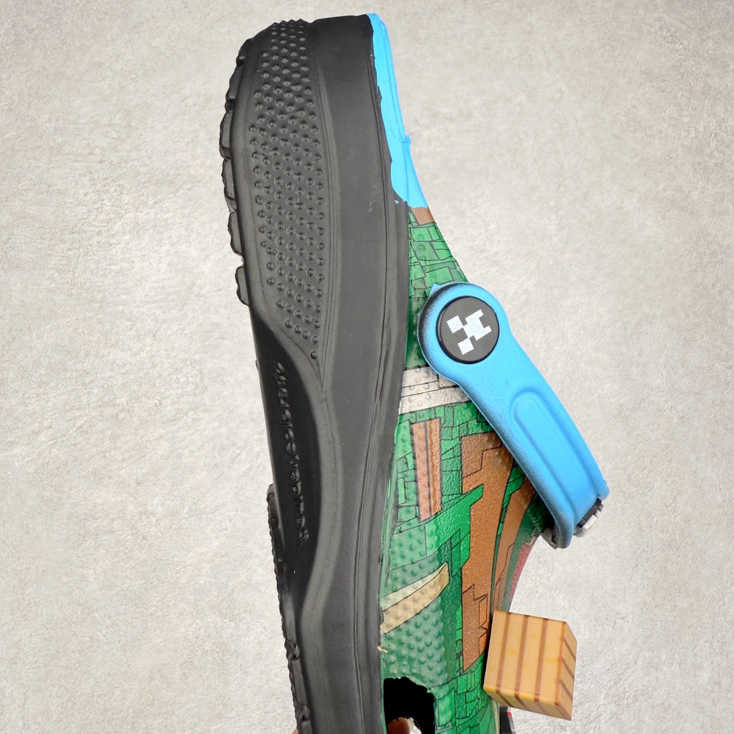 图片[6]-我的世界 x Crocs Classic Clog卡骆驰联名限定合作系列EVA经典一脚蹬包头洞洞鞋 男女同款 超轻Croslite专利材料打造 鞋面更加耐用易清洗 该鞋款轻盈舒适 2002年 经典克骆格诞生 秉承外形简单 穿着舒适的初衷 不断为消费者带来舒适的穿着体验 穿出“趣”味 鞋面洞洞可搭彰显个性的智必星 一鞋两穿 可调节式后跟带增添鞋身的稳固性能 放前面变成愜意舒适的凉拖 放后面行走跑跳更加稳妥 Croslite ™材料 封闭式细胞树脂 能够在体温作用下自动变形以适应脚部形状 涉水性优秀的同时易于清洁 抓地力强 不易打滑 Crocs的核心理念：轻便 灵活 全方位的舒适感 同步官方尺码：M4（36-37） M5（37-38）M6（38-39）M7（39-40）M8（41-42）M9（42-43）M10（43-44）M11（45-46）-选品中心