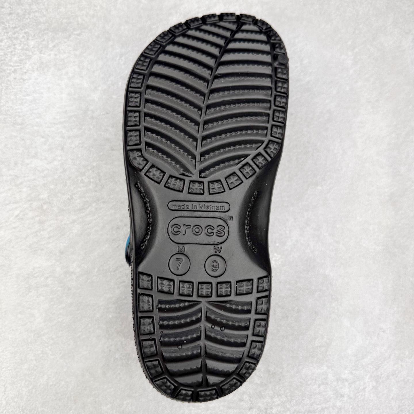 图片[9]-我的世界 x Crocs Classic Clog卡骆驰联名限定合作系列EVA经典一脚蹬包头洞洞鞋 男女同款 超轻Croslite专利材料打造 鞋面更加耐用易清洗 该鞋款轻盈舒适 2002年 经典克骆格诞生 秉承外形简单 穿着舒适的初衷 不断为消费者带来舒适的穿着体验 穿出“趣”味 鞋面洞洞可搭彰显个性的智必星 一鞋两穿 可调节式后跟带增添鞋身的稳固性能 放前面变成愜意舒适的凉拖 放后面行走跑跳更加稳妥 Croslite ™材料 封闭式细胞树脂 能够在体温作用下自动变形以适应脚部形状 涉水性优秀的同时易于清洁 抓地力强 不易打滑 Crocs的核心理念：轻便 灵活 全方位的舒适感 同步官方尺码：M4（36-37） M5（37-38）M6（38-39）M7（39-40）M8（41-42）M9（42-43）M10（43-44）M11（45-46）-选品中心