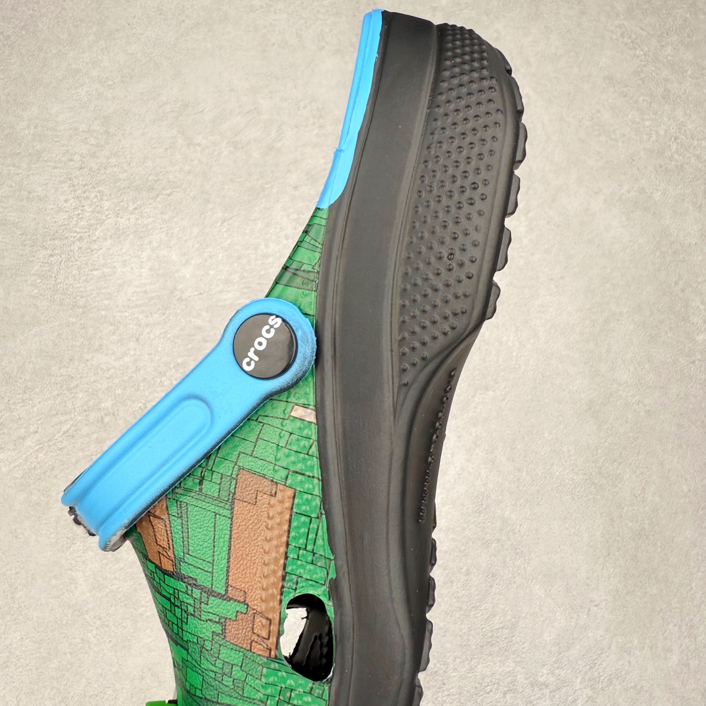 图片[7]-我的世界 x Crocs Classic Clog卡骆驰联名限定合作系列EVA经典一脚蹬包头洞洞鞋 男女同款 超轻Croslite专利材料打造 鞋面更加耐用易清洗 该鞋款轻盈舒适 2002年 经典克骆格诞生 秉承外形简单 穿着舒适的初衷 不断为消费者带来舒适的穿着体验 穿出“趣”味 鞋面洞洞可搭彰显个性的智必星 一鞋两穿 可调节式后跟带增添鞋身的稳固性能 放前面变成愜意舒适的凉拖 放后面行走跑跳更加稳妥 Croslite ™材料 封闭式细胞树脂 能够在体温作用下自动变形以适应脚部形状 涉水性优秀的同时易于清洁 抓地力强 不易打滑 Crocs的核心理念：轻便 灵活 全方位的舒适感 同步官方尺码：M4（36-37） M5（37-38）M6（38-39）M7（39-40）M8（41-42）M9（42-43）M10（43-44）M11（45-46）-选品中心