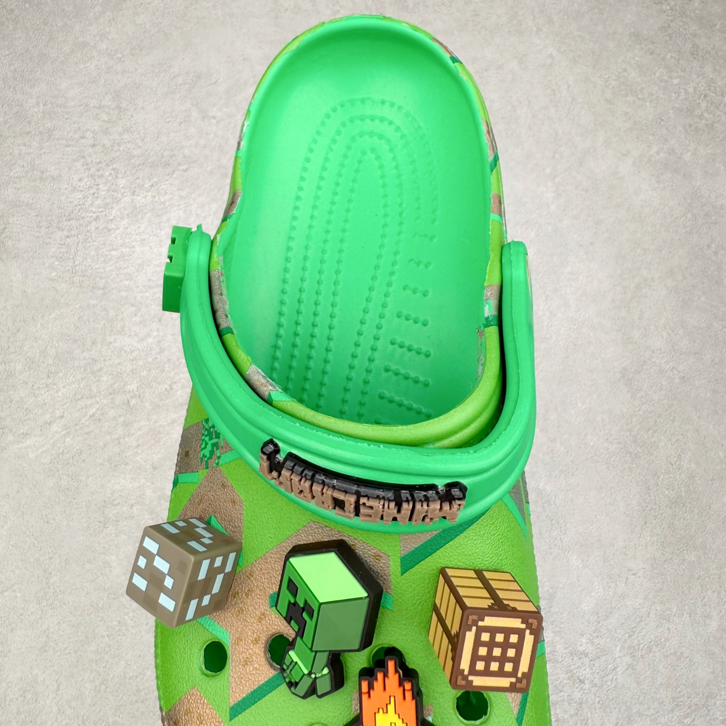 图片[5]-我的世界 x Crocs Classic Clog卡骆驰联名限定合作系列EVA经典一脚蹬包头洞洞鞋 男女同款 超轻Croslite专利材料打造 鞋面更加耐用易清洗 该鞋款轻盈舒适 2002年 经典克骆格诞生 秉承外形简单 穿着舒适的初衷 不断为消费者带来舒适的穿着体验 穿出“趣”味 鞋面洞洞可搭彰显个性的智必星 一鞋两穿 可调节式后跟带增添鞋身的稳固性能 放前面变成愜意舒适的凉拖 放后面行走跑跳更加稳妥 Croslite ™材料 封闭式细胞树脂 能够在体温作用下自动变形以适应脚部形状 涉水性优秀的同时易于清洁 抓地力强 不易打滑 Crocs的核心理念：轻便 灵活 全方位的舒适感 同步官方尺码：M4（36-37） M5（37-38）M6（38-39）M7（39-40）M8（41-42）M9（42-43）M10（43-44）M11（45-46）-选品中心