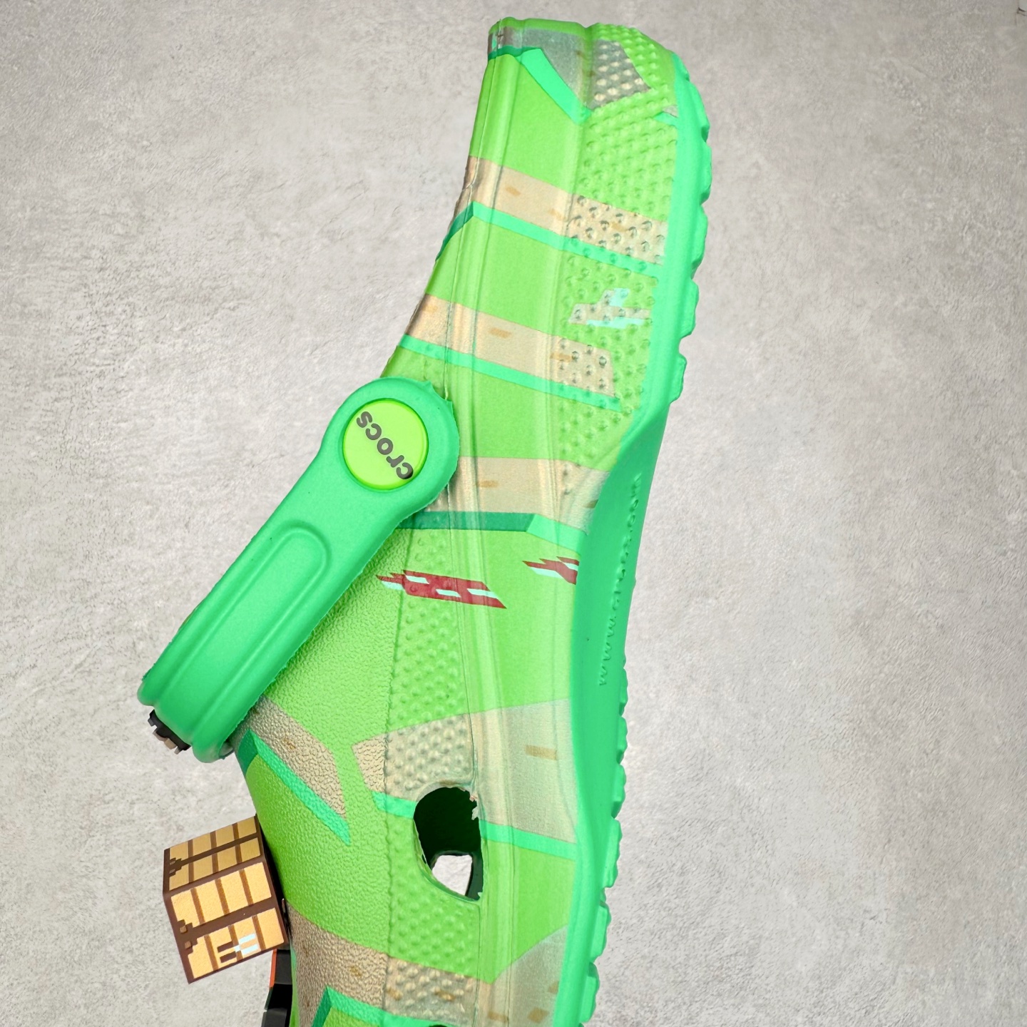 图片[7]-我的世界 x Crocs Classic Clog卡骆驰联名限定合作系列EVA经典一脚蹬包头洞洞鞋 男女同款 超轻Croslite专利材料打造 鞋面更加耐用易清洗 该鞋款轻盈舒适 2002年 经典克骆格诞生 秉承外形简单 穿着舒适的初衷 不断为消费者带来舒适的穿着体验 穿出“趣”味 鞋面洞洞可搭彰显个性的智必星 一鞋两穿 可调节式后跟带增添鞋身的稳固性能 放前面变成愜意舒适的凉拖 放后面行走跑跳更加稳妥 Croslite ™材料 封闭式细胞树脂 能够在体温作用下自动变形以适应脚部形状 涉水性优秀的同时易于清洁 抓地力强 不易打滑 Crocs的核心理念：轻便 灵活 全方位的舒适感 同步官方尺码：M4（36-37） M5（37-38）M6（38-39）M7（39-40）M8（41-42）M9（42-43）M10（43-44）M11（45-46）-选品中心