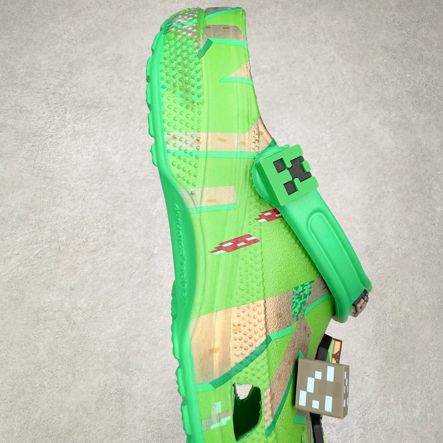 图片[6]-我的世界 x Crocs Classic Clog卡骆驰联名限定合作系列EVA经典一脚蹬包头洞洞鞋 男女同款 超轻Croslite专利材料打造 鞋面更加耐用易清洗 该鞋款轻盈舒适 2002年 经典克骆格诞生 秉承外形简单 穿着舒适的初衷 不断为消费者带来舒适的穿着体验 穿出“趣”味 鞋面洞洞可搭彰显个性的智必星 一鞋两穿 可调节式后跟带增添鞋身的稳固性能 放前面变成愜意舒适的凉拖 放后面行走跑跳更加稳妥 Croslite ™材料 封闭式细胞树脂 能够在体温作用下自动变形以适应脚部形状 涉水性优秀的同时易于清洁 抓地力强 不易打滑 Crocs的核心理念：轻便 灵活 全方位的舒适感 同步官方尺码：M4（36-37） M5（37-38）M6（38-39）M7（39-40）M8（41-42）M9（42-43）M10（43-44）M11（45-46）-选品中心