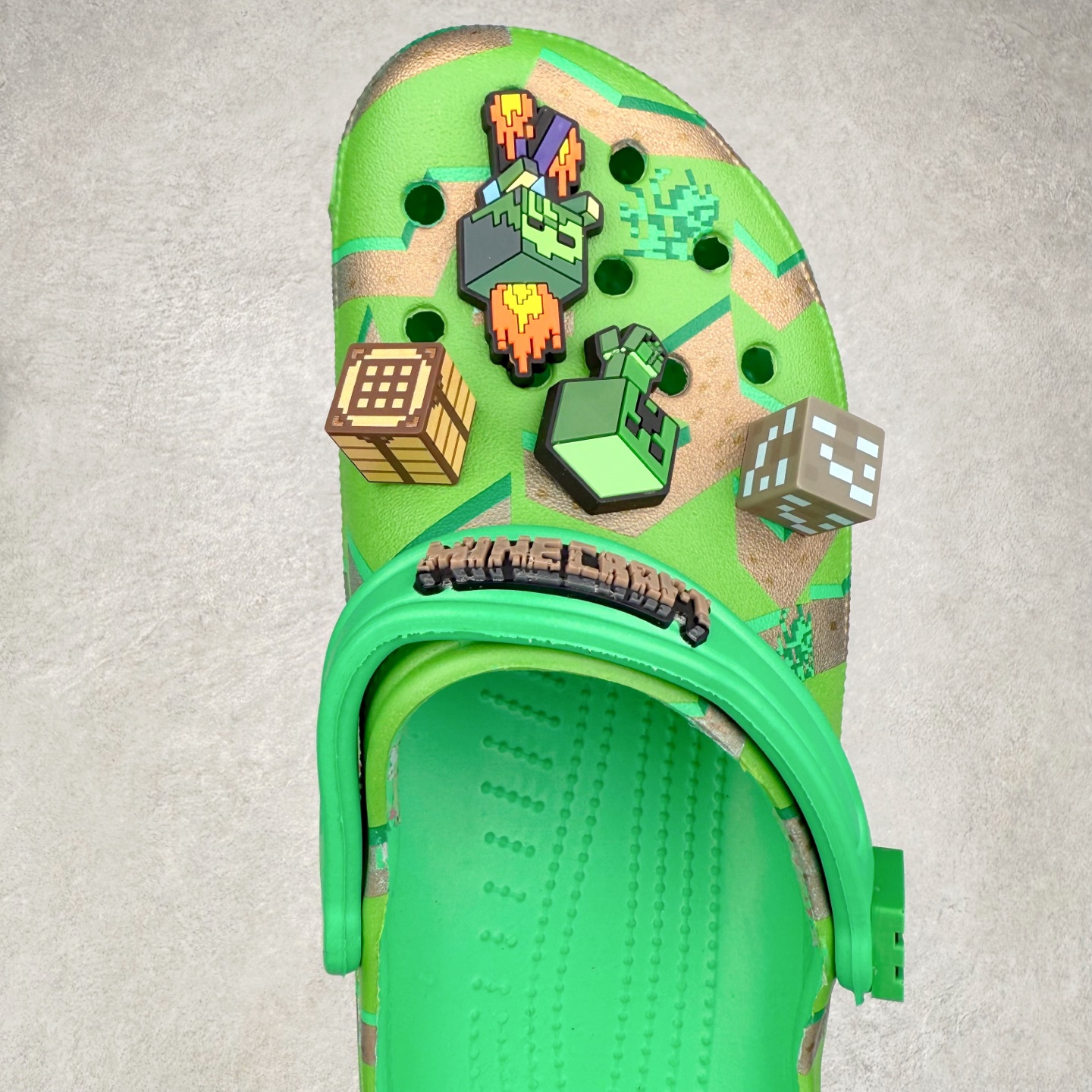 图片[4]-我的世界 x Crocs Classic Clog卡骆驰联名限定合作系列EVA经典一脚蹬包头洞洞鞋 男女同款 超轻Croslite专利材料打造 鞋面更加耐用易清洗 该鞋款轻盈舒适 2002年 经典克骆格诞生 秉承外形简单 穿着舒适的初衷 不断为消费者带来舒适的穿着体验 穿出“趣”味 鞋面洞洞可搭彰显个性的智必星 一鞋两穿 可调节式后跟带增添鞋身的稳固性能 放前面变成愜意舒适的凉拖 放后面行走跑跳更加稳妥 Croslite ™材料 封闭式细胞树脂 能够在体温作用下自动变形以适应脚部形状 涉水性优秀的同时易于清洁 抓地力强 不易打滑 Crocs的核心理念：轻便 灵活 全方位的舒适感 同步官方尺码：M4（36-37） M5（37-38）M6（38-39）M7（39-40）M8（41-42）M9（42-43）M10（43-44）M11（45-46）-选品中心