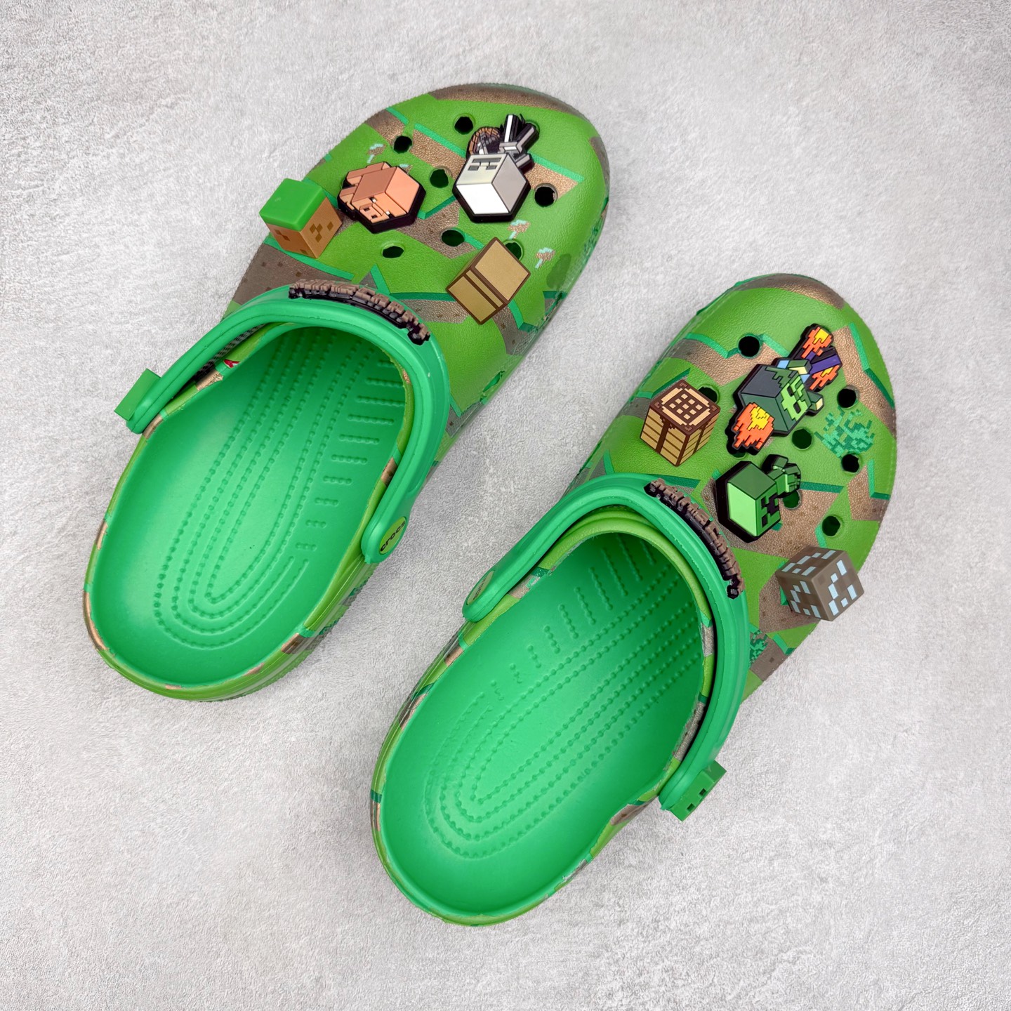 图片[3]-我的世界 x Crocs Classic Clog卡骆驰联名限定合作系列EVA经典一脚蹬包头洞洞鞋 男女同款 超轻Croslite专利材料打造 鞋面更加耐用易清洗 该鞋款轻盈舒适 2002年 经典克骆格诞生 秉承外形简单 穿着舒适的初衷 不断为消费者带来舒适的穿着体验 穿出“趣”味 鞋面洞洞可搭彰显个性的智必星 一鞋两穿 可调节式后跟带增添鞋身的稳固性能 放前面变成愜意舒适的凉拖 放后面行走跑跳更加稳妥 Croslite ™材料 封闭式细胞树脂 能够在体温作用下自动变形以适应脚部形状 涉水性优秀的同时易于清洁 抓地力强 不易打滑 Crocs的核心理念：轻便 灵活 全方位的舒适感 同步官方尺码：M4（36-37） M5（37-38）M6（38-39）M7（39-40）M8（41-42）M9（42-43）M10（43-44）M11（45-46）-选品中心