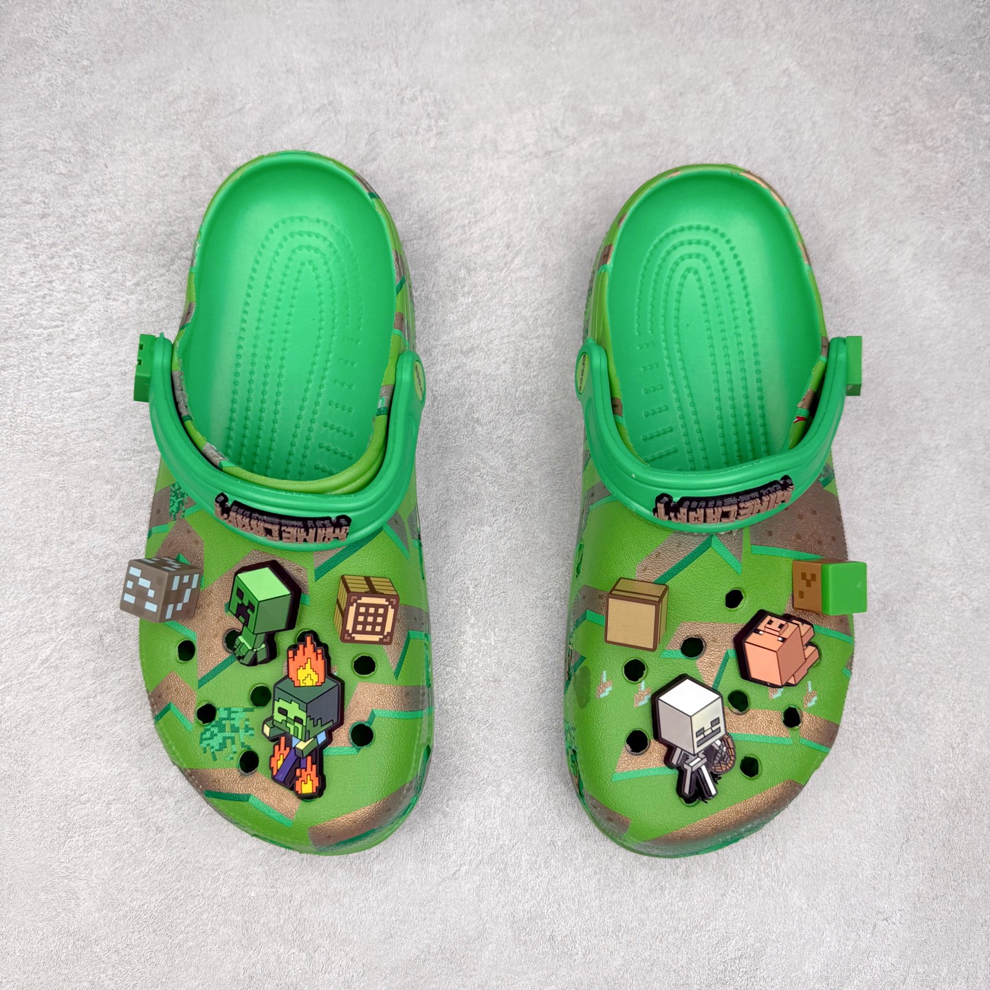 图片[2]-我的世界 x Crocs Classic Clog卡骆驰联名限定合作系列EVA经典一脚蹬包头洞洞鞋 男女同款 超轻Croslite专利材料打造 鞋面更加耐用易清洗 该鞋款轻盈舒适 2002年 经典克骆格诞生 秉承外形简单 穿着舒适的初衷 不断为消费者带来舒适的穿着体验 穿出“趣”味 鞋面洞洞可搭彰显个性的智必星 一鞋两穿 可调节式后跟带增添鞋身的稳固性能 放前面变成愜意舒适的凉拖 放后面行走跑跳更加稳妥 Croslite ™材料 封闭式细胞树脂 能够在体温作用下自动变形以适应脚部形状 涉水性优秀的同时易于清洁 抓地力强 不易打滑 Crocs的核心理念：轻便 灵活 全方位的舒适感 同步官方尺码：M4（36-37） M5（37-38）M6（38-39）M7（39-40）M8（41-42）M9（42-43）M10（43-44）M11（45-46）-选品中心