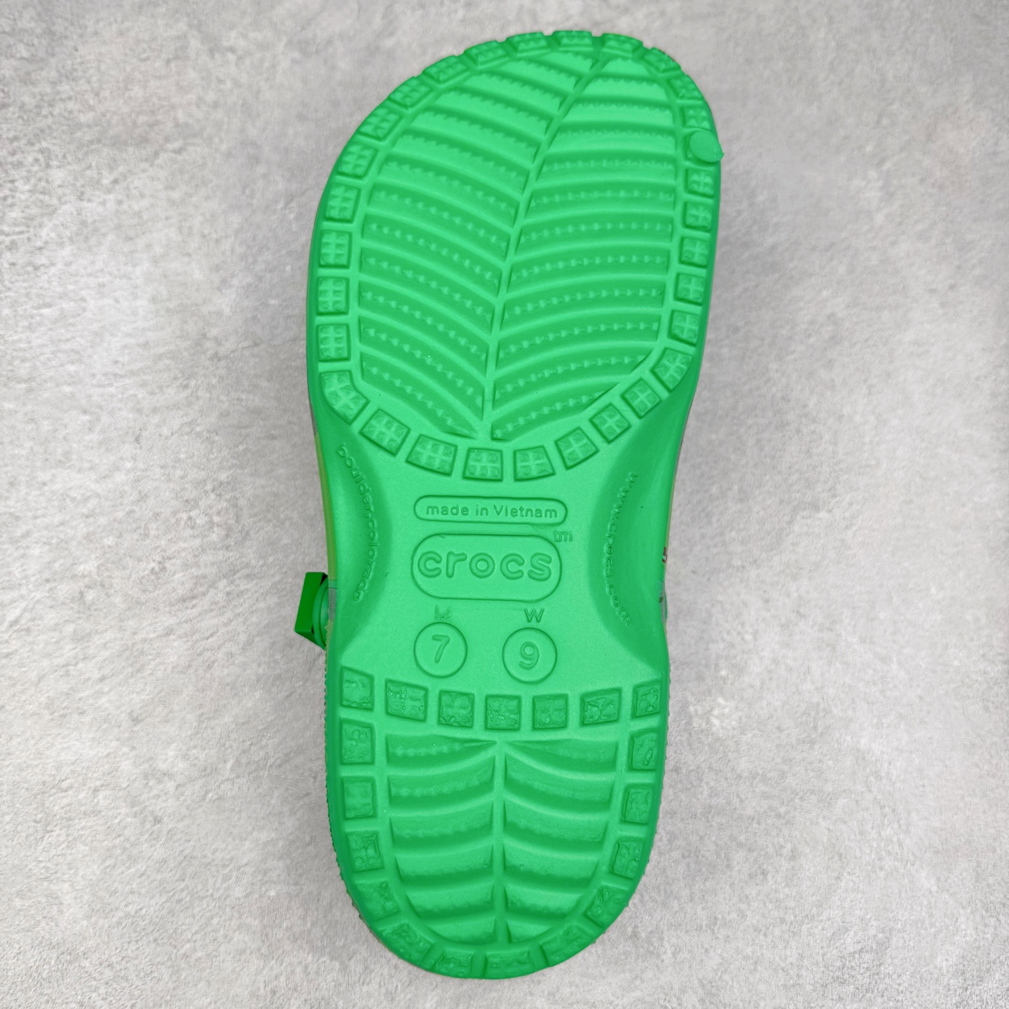 图片[9]-我的世界 x Crocs Classic Clog卡骆驰联名限定合作系列EVA经典一脚蹬包头洞洞鞋 男女同款 超轻Croslite专利材料打造 鞋面更加耐用易清洗 该鞋款轻盈舒适 2002年 经典克骆格诞生 秉承外形简单 穿着舒适的初衷 不断为消费者带来舒适的穿着体验 穿出“趣”味 鞋面洞洞可搭彰显个性的智必星 一鞋两穿 可调节式后跟带增添鞋身的稳固性能 放前面变成愜意舒适的凉拖 放后面行走跑跳更加稳妥 Croslite ™材料 封闭式细胞树脂 能够在体温作用下自动变形以适应脚部形状 涉水性优秀的同时易于清洁 抓地力强 不易打滑 Crocs的核心理念：轻便 灵活 全方位的舒适感 同步官方尺码：M4（36-37） M5（37-38）M6（38-39）M7（39-40）M8（41-42）M9（42-43）M10（43-44）M11（45-46）-选品中心