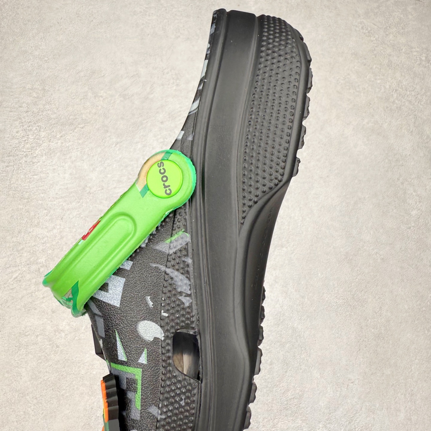 图片[7]-我的世界 x Crocs Classic Clog卡骆驰联名限定合作系列EVA经典一脚蹬包头洞洞鞋 男女同款 超轻Croslite专利材料打造 鞋面更加耐用易清洗 该鞋款轻盈舒适 2002年 经典克骆格诞生 秉承外形简单 穿着舒适的初衷 不断为消费者带来舒适的穿着体验 穿出“趣”味 鞋面洞洞可搭彰显个性的智必星 一鞋两穿 可调节式后跟带增添鞋身的稳固性能 放前面变成愜意舒适的凉拖 放后面行走跑跳更加稳妥 Croslite ™材料 封闭式细胞树脂 能够在体温作用下自动变形以适应脚部形状 涉水性优秀的同时易于清洁 抓地力强 不易打滑 Crocs的核心理念：轻便 灵活 全方位的舒适感 同步官方尺码：M4（36-37） M5（37-38）M6（38-39）M7（39-40）M8（41-42）M9（42-43）M10（43-44）M11（45-46）-选品中心