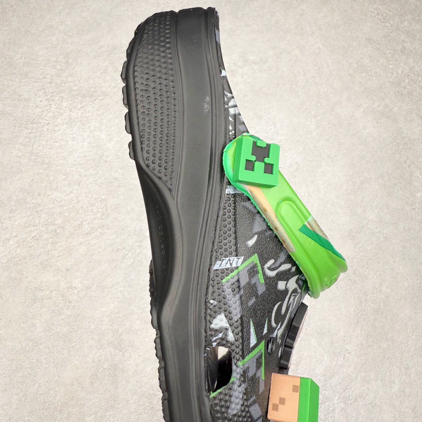 图片[6]-我的世界 x Crocs Classic Clog卡骆驰联名限定合作系列EVA经典一脚蹬包头洞洞鞋 男女同款 超轻Croslite专利材料打造 鞋面更加耐用易清洗 该鞋款轻盈舒适 2002年 经典克骆格诞生 秉承外形简单 穿着舒适的初衷 不断为消费者带来舒适的穿着体验 穿出“趣”味 鞋面洞洞可搭彰显个性的智必星 一鞋两穿 可调节式后跟带增添鞋身的稳固性能 放前面变成愜意舒适的凉拖 放后面行走跑跳更加稳妥 Croslite ™材料 封闭式细胞树脂 能够在体温作用下自动变形以适应脚部形状 涉水性优秀的同时易于清洁 抓地力强 不易打滑 Crocs的核心理念：轻便 灵活 全方位的舒适感 同步官方尺码：M4（36-37） M5（37-38）M6（38-39）M7（39-40）M8（41-42）M9（42-43）M10（43-44）M11（45-46）-选品中心