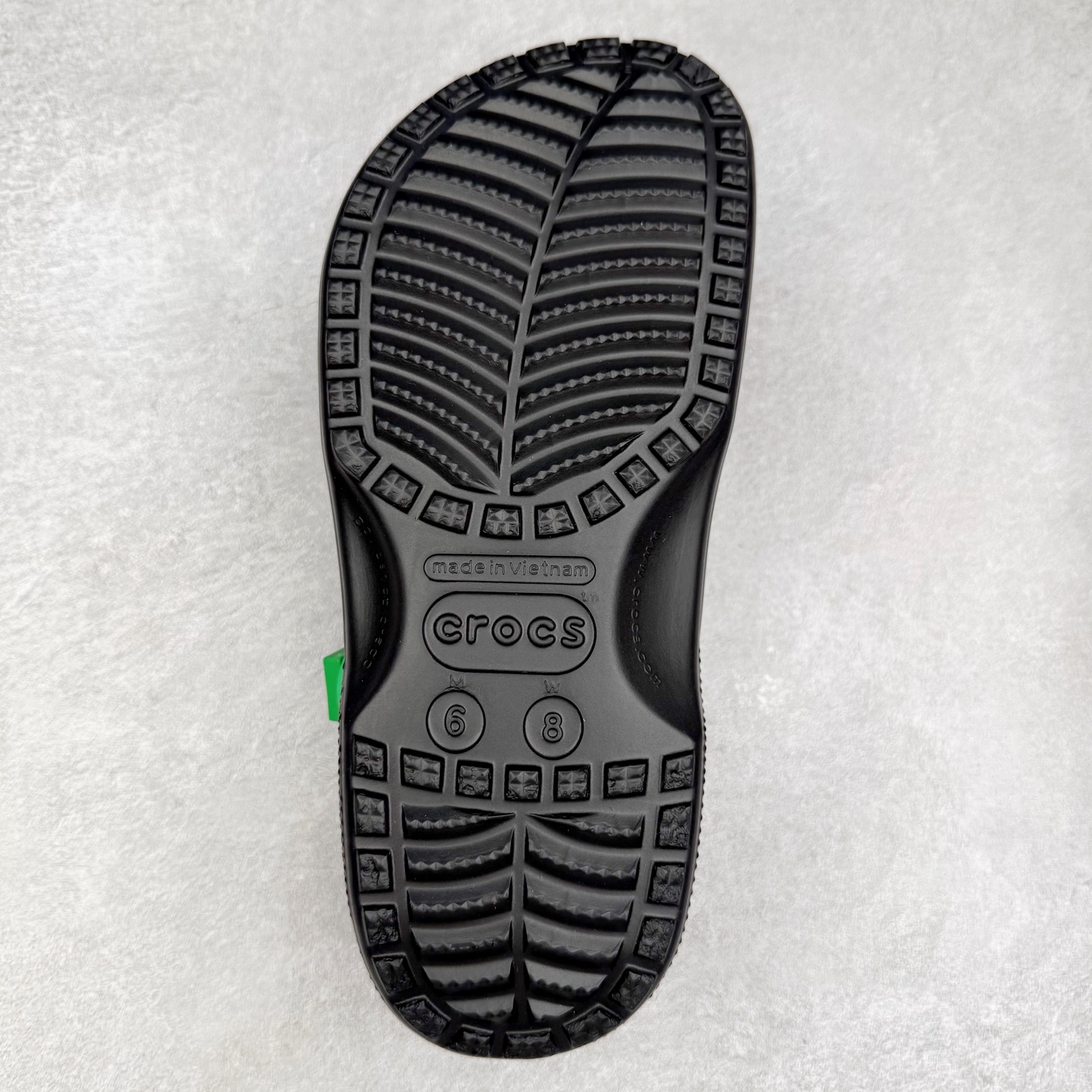 图片[9]-我的世界 x Crocs Classic Clog卡骆驰联名限定合作系列EVA经典一脚蹬包头洞洞鞋 男女同款 超轻Croslite专利材料打造 鞋面更加耐用易清洗 该鞋款轻盈舒适 2002年 经典克骆格诞生 秉承外形简单 穿着舒适的初衷 不断为消费者带来舒适的穿着体验 穿出“趣”味 鞋面洞洞可搭彰显个性的智必星 一鞋两穿 可调节式后跟带增添鞋身的稳固性能 放前面变成愜意舒适的凉拖 放后面行走跑跳更加稳妥 Croslite ™材料 封闭式细胞树脂 能够在体温作用下自动变形以适应脚部形状 涉水性优秀的同时易于清洁 抓地力强 不易打滑 Crocs的核心理念：轻便 灵活 全方位的舒适感 同步官方尺码：M4（36-37） M5（37-38）M6（38-39）M7（39-40）M8（41-42）M9（42-43）M10（43-44）M11（45-46）-选品中心