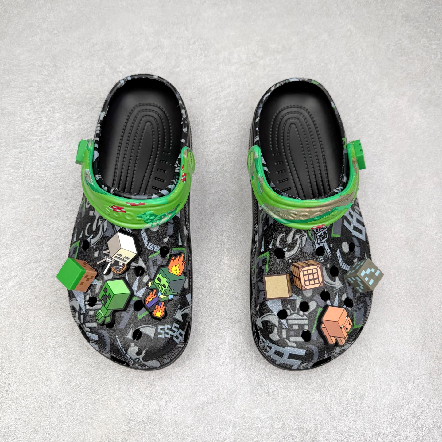 图片[2]-我的世界 x Crocs Classic Clog卡骆驰联名限定合作系列EVA经典一脚蹬包头洞洞鞋 男女同款 超轻Croslite专利材料打造 鞋面更加耐用易清洗 该鞋款轻盈舒适 2002年 经典克骆格诞生 秉承外形简单 穿着舒适的初衷 不断为消费者带来舒适的穿着体验 穿出“趣”味 鞋面洞洞可搭彰显个性的智必星 一鞋两穿 可调节式后跟带增添鞋身的稳固性能 放前面变成愜意舒适的凉拖 放后面行走跑跳更加稳妥 Croslite ™材料 封闭式细胞树脂 能够在体温作用下自动变形以适应脚部形状 涉水性优秀的同时易于清洁 抓地力强 不易打滑 Crocs的核心理念：轻便 灵活 全方位的舒适感 同步官方尺码：M4（36-37） M5（37-38）M6（38-39）M7（39-40）M8（41-42）M9（42-43）M10（43-44）M11（45-46）-选品中心
