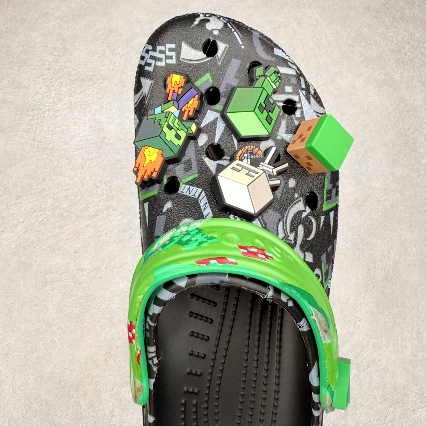 图片[4]-我的世界 x Crocs Classic Clog卡骆驰联名限定合作系列EVA经典一脚蹬包头洞洞鞋 男女同款 超轻Croslite专利材料打造 鞋面更加耐用易清洗 该鞋款轻盈舒适 2002年 经典克骆格诞生 秉承外形简单 穿着舒适的初衷 不断为消费者带来舒适的穿着体验 穿出“趣”味 鞋面洞洞可搭彰显个性的智必星 一鞋两穿 可调节式后跟带增添鞋身的稳固性能 放前面变成愜意舒适的凉拖 放后面行走跑跳更加稳妥 Croslite ™材料 封闭式细胞树脂 能够在体温作用下自动变形以适应脚部形状 涉水性优秀的同时易于清洁 抓地力强 不易打滑 Crocs的核心理念：轻便 灵活 全方位的舒适感 同步官方尺码：M4（36-37） M5（37-38）M6（38-39）M7（39-40）M8（41-42）M9（42-43）M10（43-44）M11（45-46）-选品中心