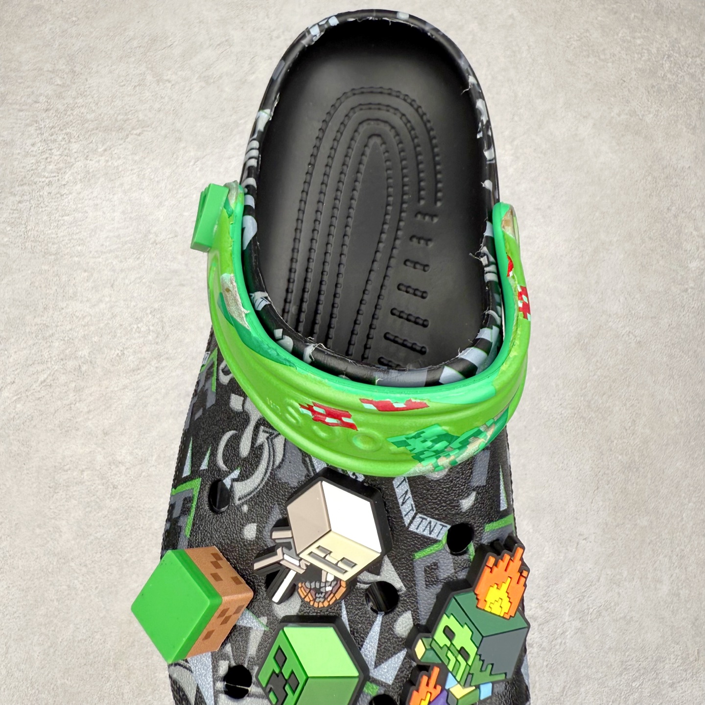 图片[5]-我的世界 x Crocs Classic Clog卡骆驰联名限定合作系列EVA经典一脚蹬包头洞洞鞋 男女同款 超轻Croslite专利材料打造 鞋面更加耐用易清洗 该鞋款轻盈舒适 2002年 经典克骆格诞生 秉承外形简单 穿着舒适的初衷 不断为消费者带来舒适的穿着体验 穿出“趣”味 鞋面洞洞可搭彰显个性的智必星 一鞋两穿 可调节式后跟带增添鞋身的稳固性能 放前面变成愜意舒适的凉拖 放后面行走跑跳更加稳妥 Croslite ™材料 封闭式细胞树脂 能够在体温作用下自动变形以适应脚部形状 涉水性优秀的同时易于清洁 抓地力强 不易打滑 Crocs的核心理念：轻便 灵活 全方位的舒适感 同步官方尺码：M4（36-37） M5（37-38）M6（38-39）M7（39-40）M8（41-42）M9（42-43）M10（43-44）M11（45-46）-选品中心