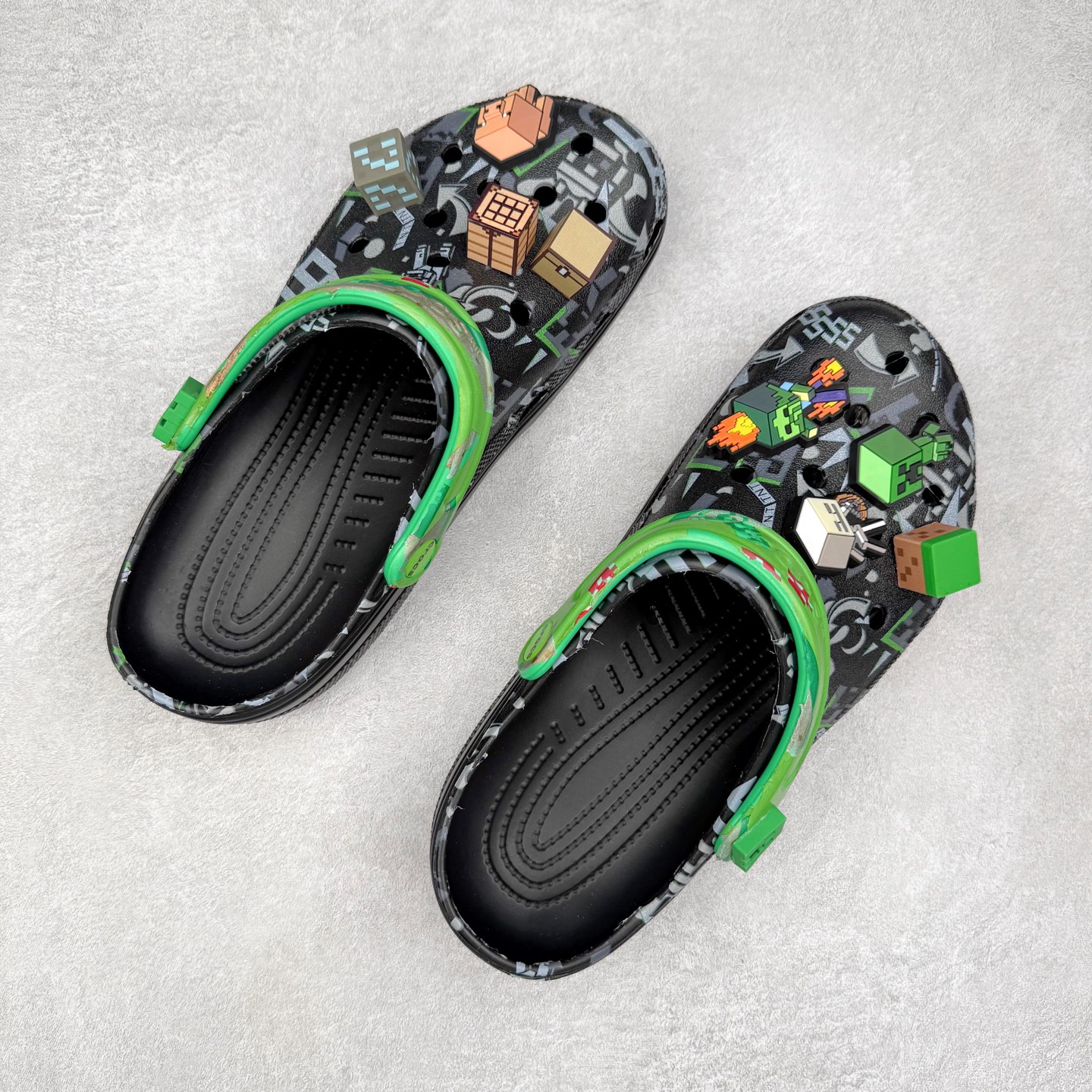 图片[3]-我的世界 x Crocs Classic Clog卡骆驰联名限定合作系列EVA经典一脚蹬包头洞洞鞋 男女同款 超轻Croslite专利材料打造 鞋面更加耐用易清洗 该鞋款轻盈舒适 2002年 经典克骆格诞生 秉承外形简单 穿着舒适的初衷 不断为消费者带来舒适的穿着体验 穿出“趣”味 鞋面洞洞可搭彰显个性的智必星 一鞋两穿 可调节式后跟带增添鞋身的稳固性能 放前面变成愜意舒适的凉拖 放后面行走跑跳更加稳妥 Croslite ™材料 封闭式细胞树脂 能够在体温作用下自动变形以适应脚部形状 涉水性优秀的同时易于清洁 抓地力强 不易打滑 Crocs的核心理念：轻便 灵活 全方位的舒适感 同步官方尺码：M4（36-37） M5（37-38）M6（38-39）M7（39-40）M8（41-42）M9（42-43）M10（43-44）M11（45-46）-选品中心