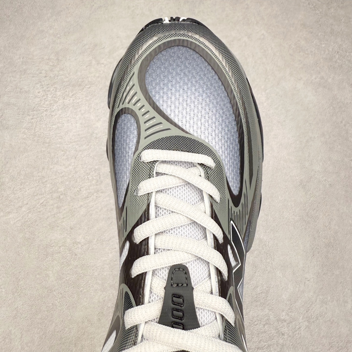 图片[4]-New Balance NB2000 舒适百搭防滑耐磨低帮 休闲跑步鞋 New Balance 在近两年的球鞋市场屡出奇招，在经典鞋型保持进一步增长的同时，推出的每一款新鞋型也都有傲人的战绩。在 327、9060 等鞋型获得成功之后，今天 New Balance 家族又迎来了新鲜血液的注入。这双 New Balance 2000 依然是融合了新旧元素的跑鞋造型，命名为 2000，或许是它的设计理念有着 Y2K 的血统。最大的亮点，在于这双鞋的中底。外侧以五个 ABZORB 单元，带来极具辨识度和冲击力的视觉效果，让这双鞋在外观和脚感方面都颇具吸引力。尺码：36 37 37.5 38 38.5 39 40 40.5 41 42 42.5 43 44 45 46-选品中心