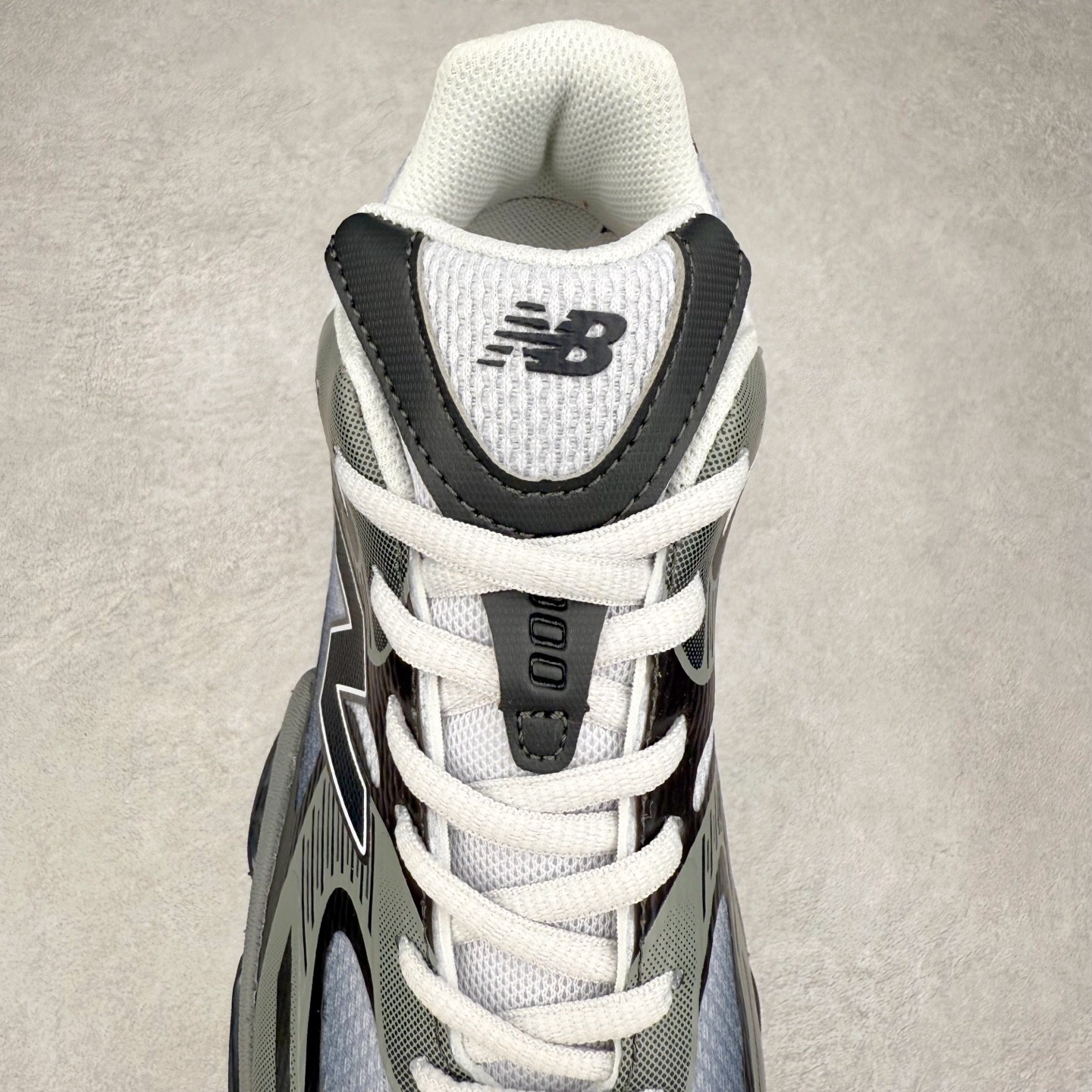 图片[5]-New Balance NB2000 舒适百搭防滑耐磨低帮 休闲跑步鞋 New Balance 在近两年的球鞋市场屡出奇招，在经典鞋型保持进一步增长的同时，推出的每一款新鞋型也都有傲人的战绩。在 327、9060 等鞋型获得成功之后，今天 New Balance 家族又迎来了新鲜血液的注入。这双 New Balance 2000 依然是融合了新旧元素的跑鞋造型，命名为 2000，或许是它的设计理念有着 Y2K 的血统。最大的亮点，在于这双鞋的中底。外侧以五个 ABZORB 单元，带来极具辨识度和冲击力的视觉效果，让这双鞋在外观和脚感方面都颇具吸引力。尺码：36 37 37.5 38 38.5 39 40 40.5 41 42 42.5 43 44 45 46-选品中心