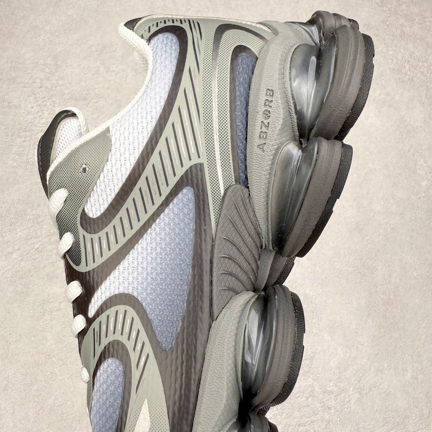 图片[7]-New Balance NB2000 舒适百搭防滑耐磨低帮 休闲跑步鞋 New Balance 在近两年的球鞋市场屡出奇招，在经典鞋型保持进一步增长的同时，推出的每一款新鞋型也都有傲人的战绩。在 327、9060 等鞋型获得成功之后，今天 New Balance 家族又迎来了新鲜血液的注入。这双 New Balance 2000 依然是融合了新旧元素的跑鞋造型，命名为 2000，或许是它的设计理念有着 Y2K 的血统。最大的亮点，在于这双鞋的中底。外侧以五个 ABZORB 单元，带来极具辨识度和冲击力的视觉效果，让这双鞋在外观和脚感方面都颇具吸引力。尺码：36 37 37.5 38 38.5 39 40 40.5 41 42 42.5 43 44 45 46-选品中心