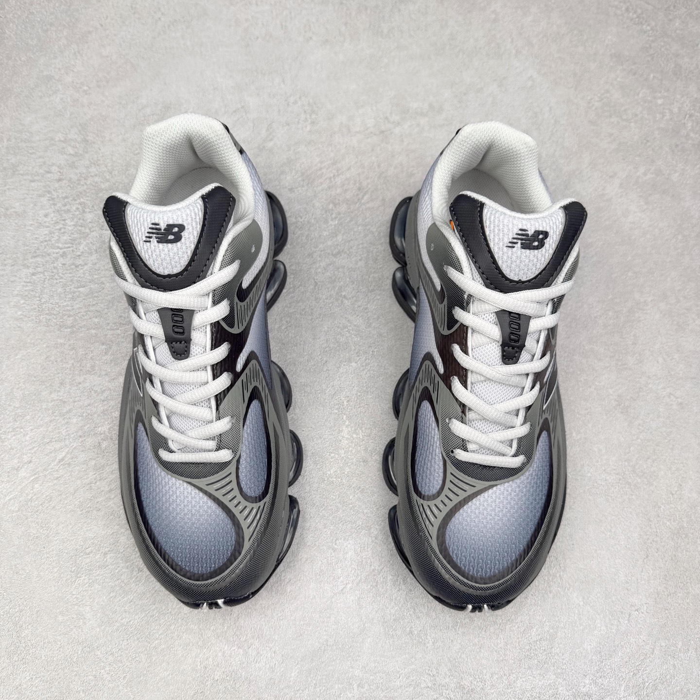 图片[2]-New Balance NB2000 舒适百搭防滑耐磨低帮 休闲跑步鞋 New Balance 在近两年的球鞋市场屡出奇招，在经典鞋型保持进一步增长的同时，推出的每一款新鞋型也都有傲人的战绩。在 327、9060 等鞋型获得成功之后，今天 New Balance 家族又迎来了新鲜血液的注入。这双 New Balance 2000 依然是融合了新旧元素的跑鞋造型，命名为 2000，或许是它的设计理念有着 Y2K 的血统。最大的亮点，在于这双鞋的中底。外侧以五个 ABZORB 单元，带来极具辨识度和冲击力的视觉效果，让这双鞋在外观和脚感方面都颇具吸引力。尺码：36 37 37.5 38 38.5 39 40 40.5 41 42 42.5 43 44 45 46-选品中心