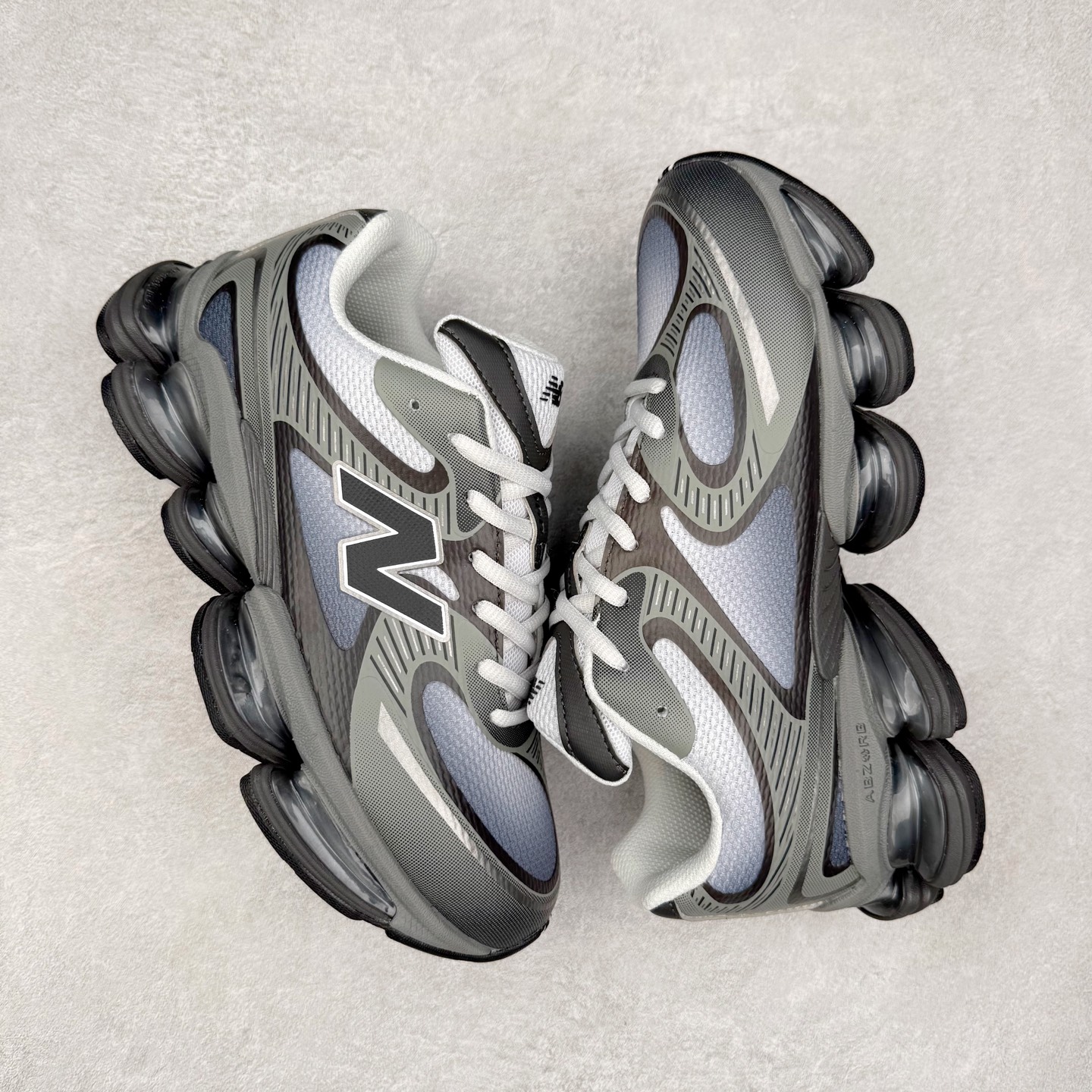 图片[3]-New Balance NB2000 舒适百搭防滑耐磨低帮 休闲跑步鞋 New Balance 在近两年的球鞋市场屡出奇招，在经典鞋型保持进一步增长的同时，推出的每一款新鞋型也都有傲人的战绩。在 327、9060 等鞋型获得成功之后，今天 New Balance 家族又迎来了新鲜血液的注入。这双 New Balance 2000 依然是融合了新旧元素的跑鞋造型，命名为 2000，或许是它的设计理念有着 Y2K 的血统。最大的亮点，在于这双鞋的中底。外侧以五个 ABZORB 单元，带来极具辨识度和冲击力的视觉效果，让这双鞋在外观和脚感方面都颇具吸引力。尺码：36 37 37.5 38 38.5 39 40 40.5 41 42 42.5 43 44 45 46-选品中心