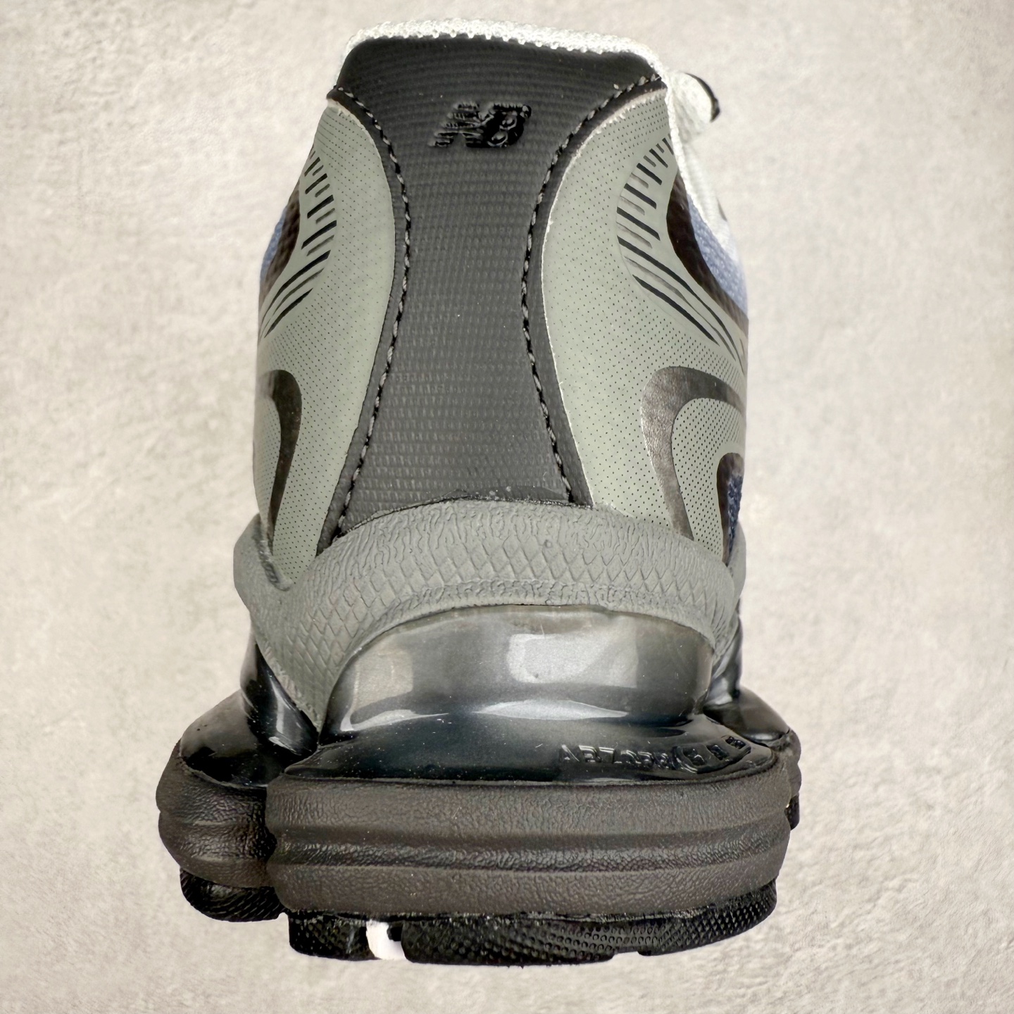 图片[8]-New Balance NB2000 舒适百搭防滑耐磨低帮 休闲跑步鞋 New Balance 在近两年的球鞋市场屡出奇招，在经典鞋型保持进一步增长的同时，推出的每一款新鞋型也都有傲人的战绩。在 327、9060 等鞋型获得成功之后，今天 New Balance 家族又迎来了新鲜血液的注入。这双 New Balance 2000 依然是融合了新旧元素的跑鞋造型，命名为 2000，或许是它的设计理念有着 Y2K 的血统。最大的亮点，在于这双鞋的中底。外侧以五个 ABZORB 单元，带来极具辨识度和冲击力的视觉效果，让这双鞋在外观和脚感方面都颇具吸引力。尺码：36 37 37.5 38 38.5 39 40 40.5 41 42 42.5 43 44 45 46-选品中心