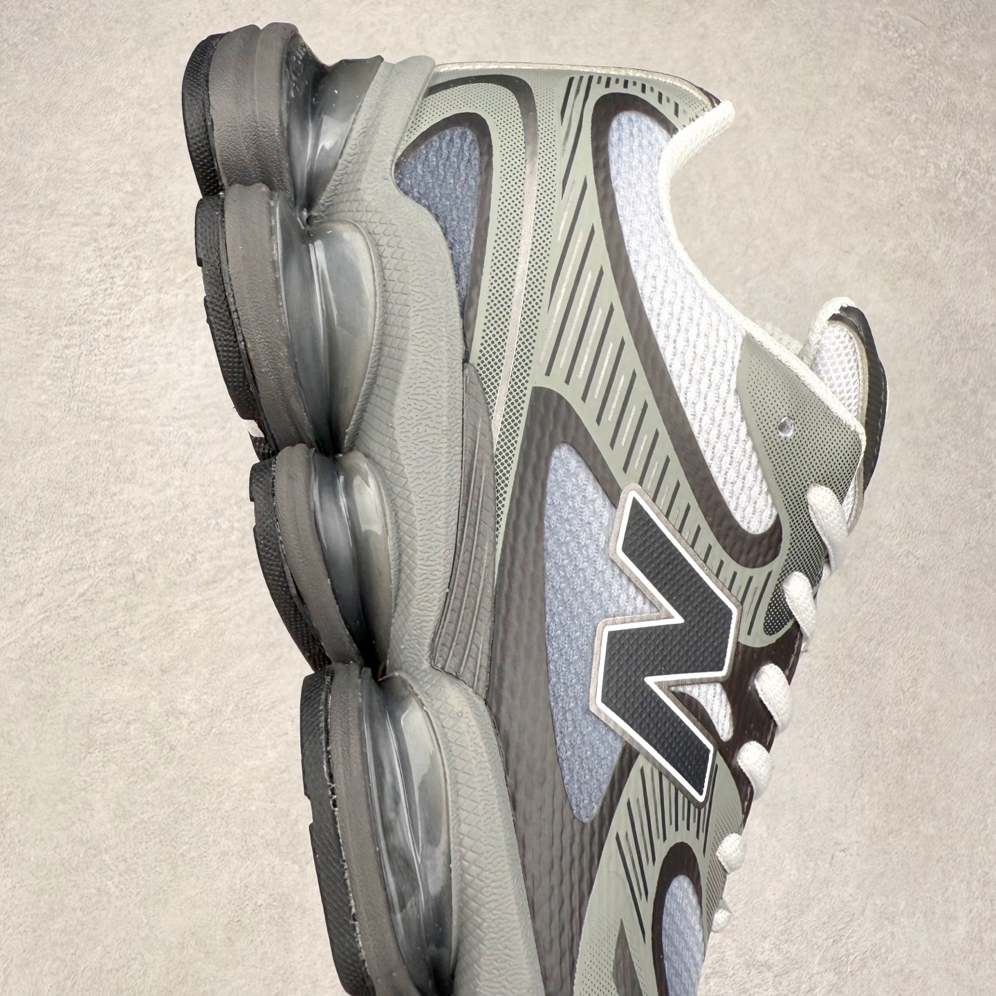 图片[6]-New Balance NB2000 舒适百搭防滑耐磨低帮 休闲跑步鞋 New Balance 在近两年的球鞋市场屡出奇招，在经典鞋型保持进一步增长的同时，推出的每一款新鞋型也都有傲人的战绩。在 327、9060 等鞋型获得成功之后，今天 New Balance 家族又迎来了新鲜血液的注入。这双 New Balance 2000 依然是融合了新旧元素的跑鞋造型，命名为 2000，或许是它的设计理念有着 Y2K 的血统。最大的亮点，在于这双鞋的中底。外侧以五个 ABZORB 单元，带来极具辨识度和冲击力的视觉效果，让这双鞋在外观和脚感方面都颇具吸引力。尺码：36 37 37.5 38 38.5 39 40 40.5 41 42 42.5 43 44 45 46-选品中心