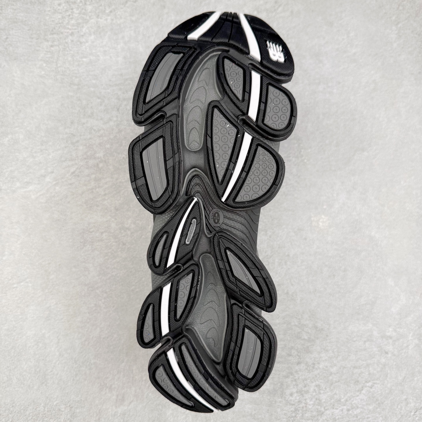 图片[9]-New Balance NB2000 舒适百搭防滑耐磨低帮 休闲跑步鞋 New Balance 在近两年的球鞋市场屡出奇招，在经典鞋型保持进一步增长的同时，推出的每一款新鞋型也都有傲人的战绩。在 327、9060 等鞋型获得成功之后，今天 New Balance 家族又迎来了新鲜血液的注入。这双 New Balance 2000 依然是融合了新旧元素的跑鞋造型，命名为 2000，或许是它的设计理念有着 Y2K 的血统。最大的亮点，在于这双鞋的中底。外侧以五个 ABZORB 单元，带来极具辨识度和冲击力的视觉效果，让这双鞋在外观和脚感方面都颇具吸引力。尺码：36 37 37.5 38 38.5 39 40 40.5 41 42 42.5 43 44 45 46-选品中心