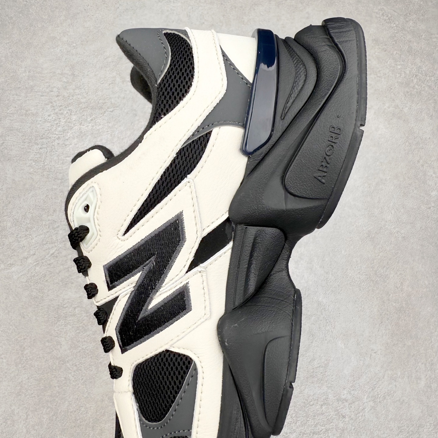 图片[7]-New Balance NB9060 复古运动鞋 新百伦又带来了新鞋型 并且是与芝加哥街头品牌 Joe Freshgoods 的联名款 鞋身主体采用了类似 990 系列的设计风格 与传统复古慢跑鞋区别不大 最大的变化就是鞋底部分 在传统设计的中底外层 增加了多个分区的模块 圆润的线条设计与我们熟悉的 New Balance 风格截然不同 但与同样充满弧形线条的鞋面搭配 看起来毫无违和感 尺码：36-45-选品中心