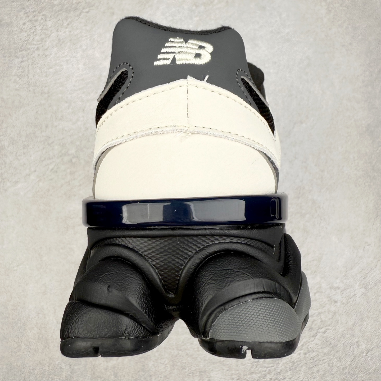 图片[8]-New Balance NB9060 复古运动鞋 新百伦又带来了新鞋型 并且是与芝加哥街头品牌 Joe Freshgoods 的联名款 鞋身主体采用了类似 990 系列的设计风格 与传统复古慢跑鞋区别不大 最大的变化就是鞋底部分 在传统设计的中底外层 增加了多个分区的模块 圆润的线条设计与我们熟悉的 New Balance 风格截然不同 但与同样充满弧形线条的鞋面搭配 看起来毫无违和感 尺码：36-45-选品中心