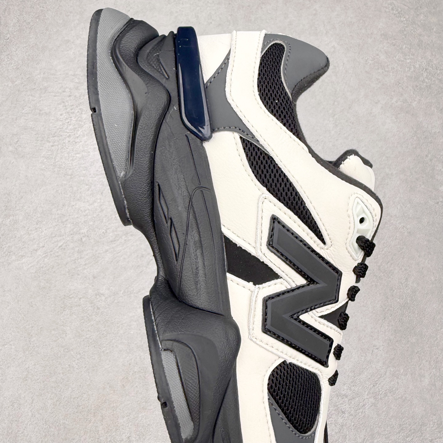 图片[6]-New Balance NB9060 复古运动鞋 新百伦又带来了新鞋型 并且是与芝加哥街头品牌 Joe Freshgoods 的联名款 鞋身主体采用了类似 990 系列的设计风格 与传统复古慢跑鞋区别不大 最大的变化就是鞋底部分 在传统设计的中底外层 增加了多个分区的模块 圆润的线条设计与我们熟悉的 New Balance 风格截然不同 但与同样充满弧形线条的鞋面搭配 看起来毫无违和感 尺码：36-45-选品中心