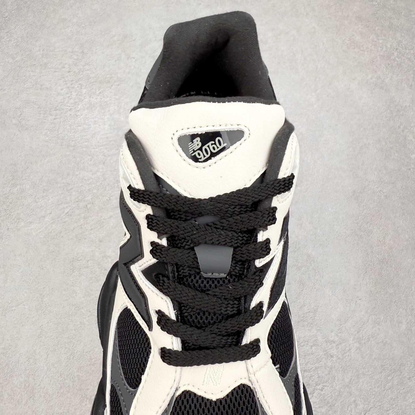 图片[5]-New Balance NB9060 复古运动鞋 新百伦又带来了新鞋型 并且是与芝加哥街头品牌 Joe Freshgoods 的联名款 鞋身主体采用了类似 990 系列的设计风格 与传统复古慢跑鞋区别不大 最大的变化就是鞋底部分 在传统设计的中底外层 增加了多个分区的模块 圆润的线条设计与我们熟悉的 New Balance 风格截然不同 但与同样充满弧形线条的鞋面搭配 看起来毫无违和感 尺码：36-45-选品中心