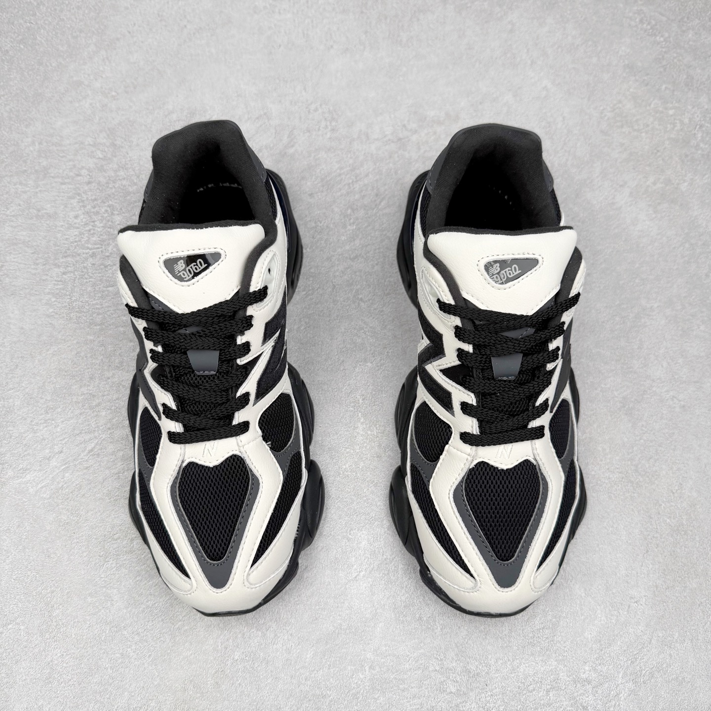 图片[2]-New Balance NB9060 复古运动鞋 新百伦又带来了新鞋型 并且是与芝加哥街头品牌 Joe Freshgoods 的联名款 鞋身主体采用了类似 990 系列的设计风格 与传统复古慢跑鞋区别不大 最大的变化就是鞋底部分 在传统设计的中底外层 增加了多个分区的模块 圆润的线条设计与我们熟悉的 New Balance 风格截然不同 但与同样充满弧形线条的鞋面搭配 看起来毫无违和感 尺码：36-45-选品中心