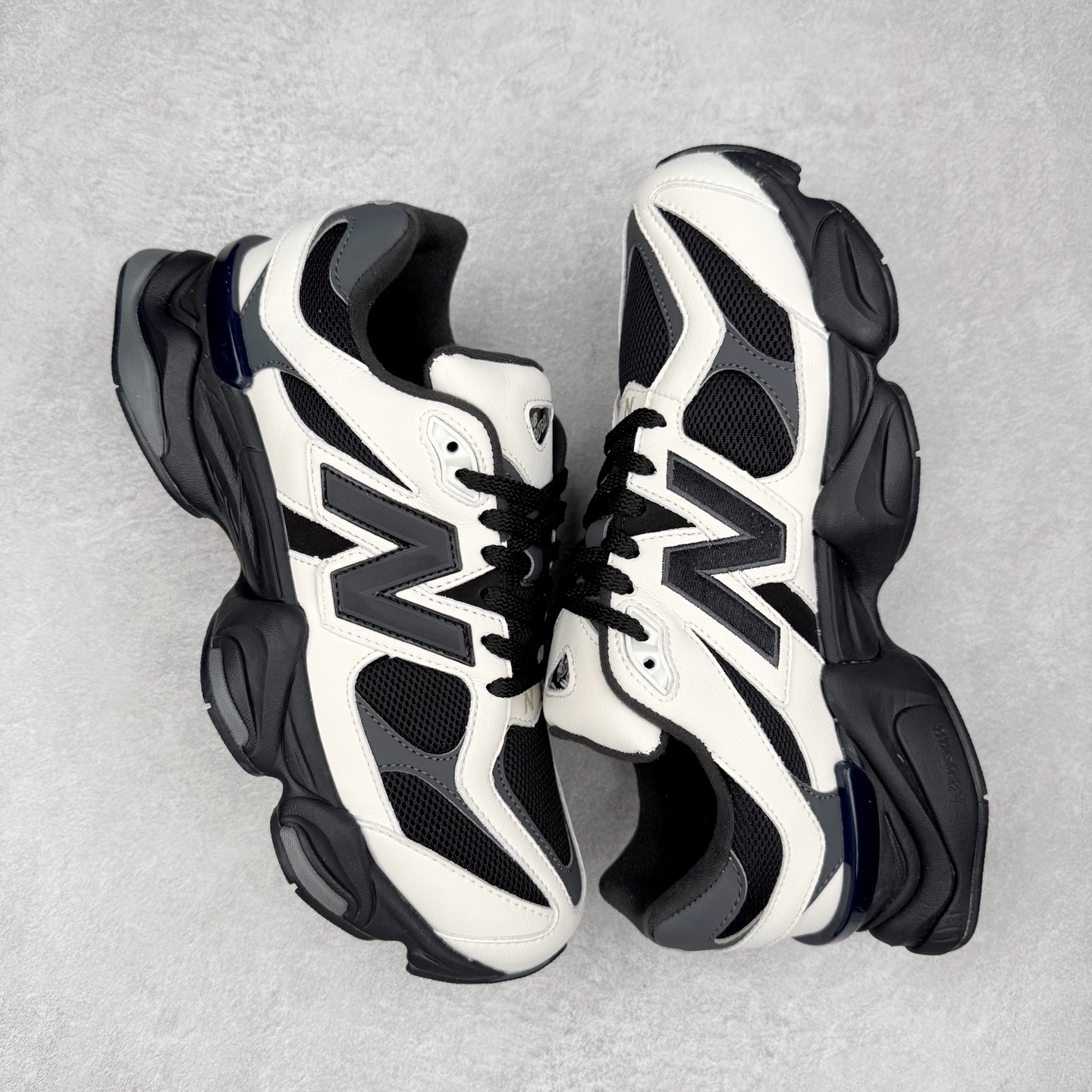 图片[3]-New Balance NB9060 复古运动鞋 新百伦又带来了新鞋型 并且是与芝加哥街头品牌 Joe Freshgoods 的联名款 鞋身主体采用了类似 990 系列的设计风格 与传统复古慢跑鞋区别不大 最大的变化就是鞋底部分 在传统设计的中底外层 增加了多个分区的模块 圆润的线条设计与我们熟悉的 New Balance 风格截然不同 但与同样充满弧形线条的鞋面搭配 看起来毫无违和感 尺码：36-45-选品中心