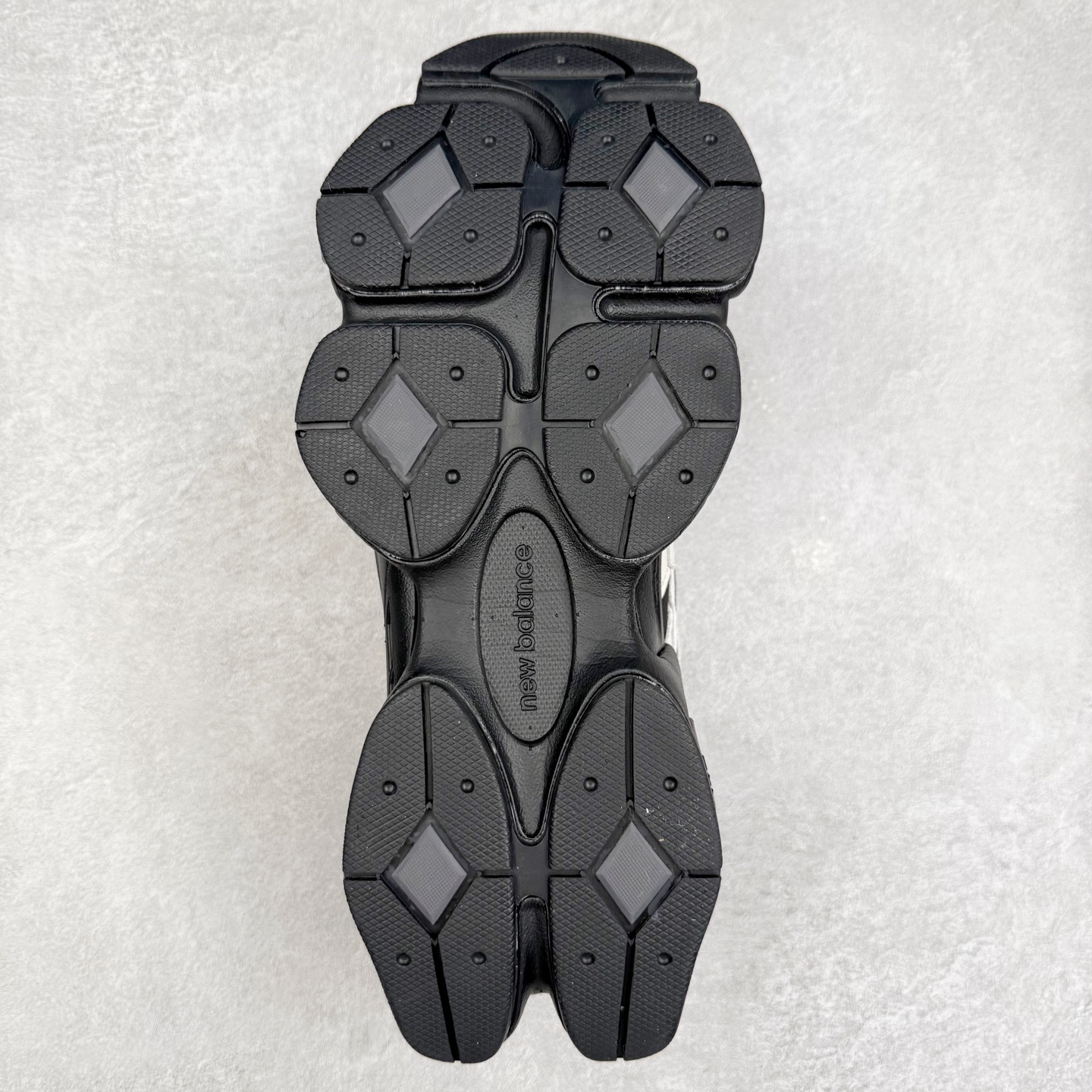 图片[9]-New Balance NB9060 复古运动鞋 新百伦又带来了新鞋型 并且是与芝加哥街头品牌 Joe Freshgoods 的联名款 鞋身主体采用了类似 990 系列的设计风格 与传统复古慢跑鞋区别不大 最大的变化就是鞋底部分 在传统设计的中底外层 增加了多个分区的模块 圆润的线条设计与我们熟悉的 New Balance 风格截然不同 但与同样充满弧形线条的鞋面搭配 看起来毫无违和感 尺码：36-45-选品中心