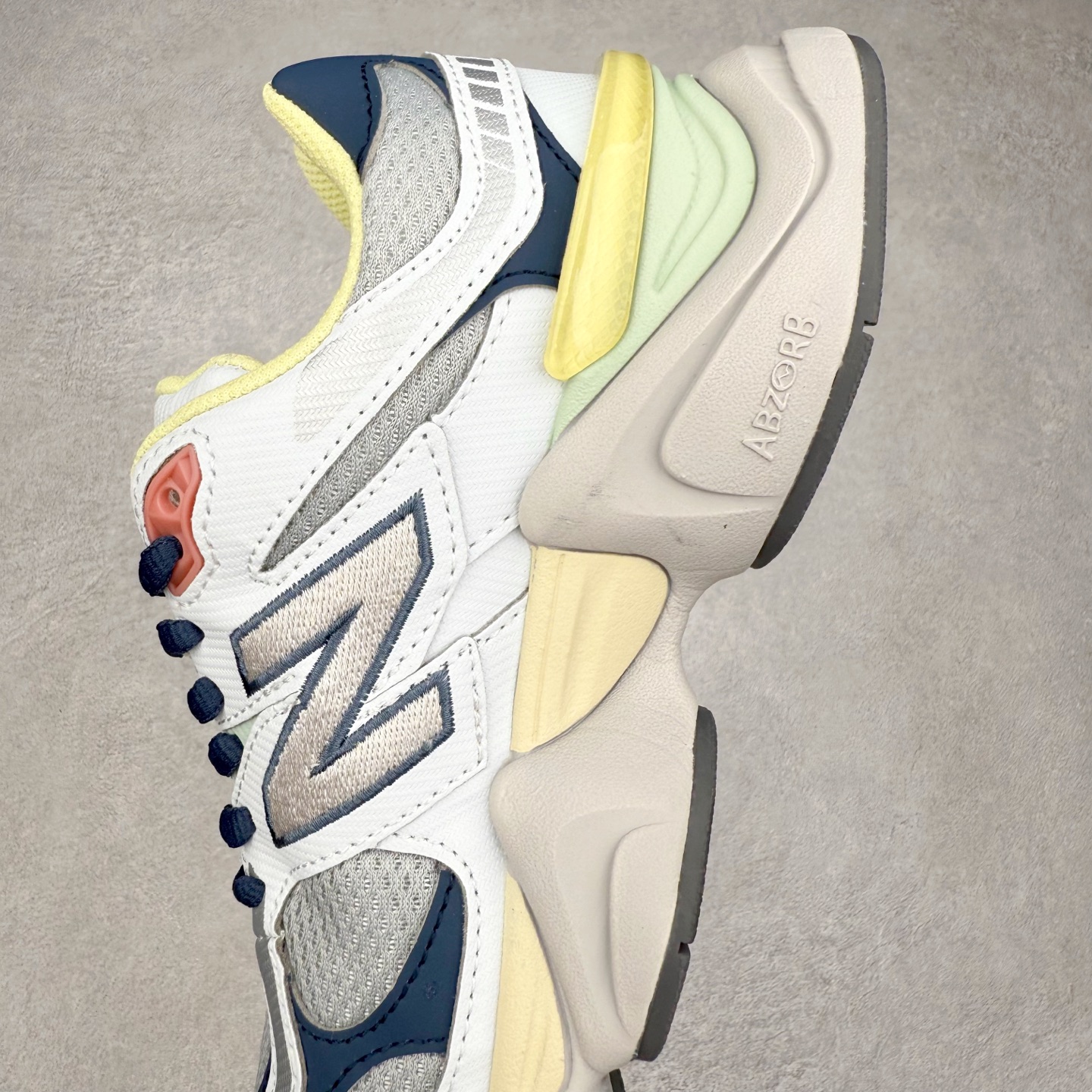 图片[7]-New Balance NB9060 复古运动鞋 新百伦又带来了新鞋型 并且是与芝加哥街头品牌 Joe Freshgoods 的联名款 鞋身主体采用了类似 990 系列的设计风格 与传统复古慢跑鞋区别不大 最大的变化就是鞋底部分 在传统设计的中底外层 增加了多个分区的模块 圆润的线条设计与我们熟悉的 New Balance 风格截然不同 但与同样充满弧形线条的鞋面搭配 看起来毫无违和感 尺码：36-45-选品中心