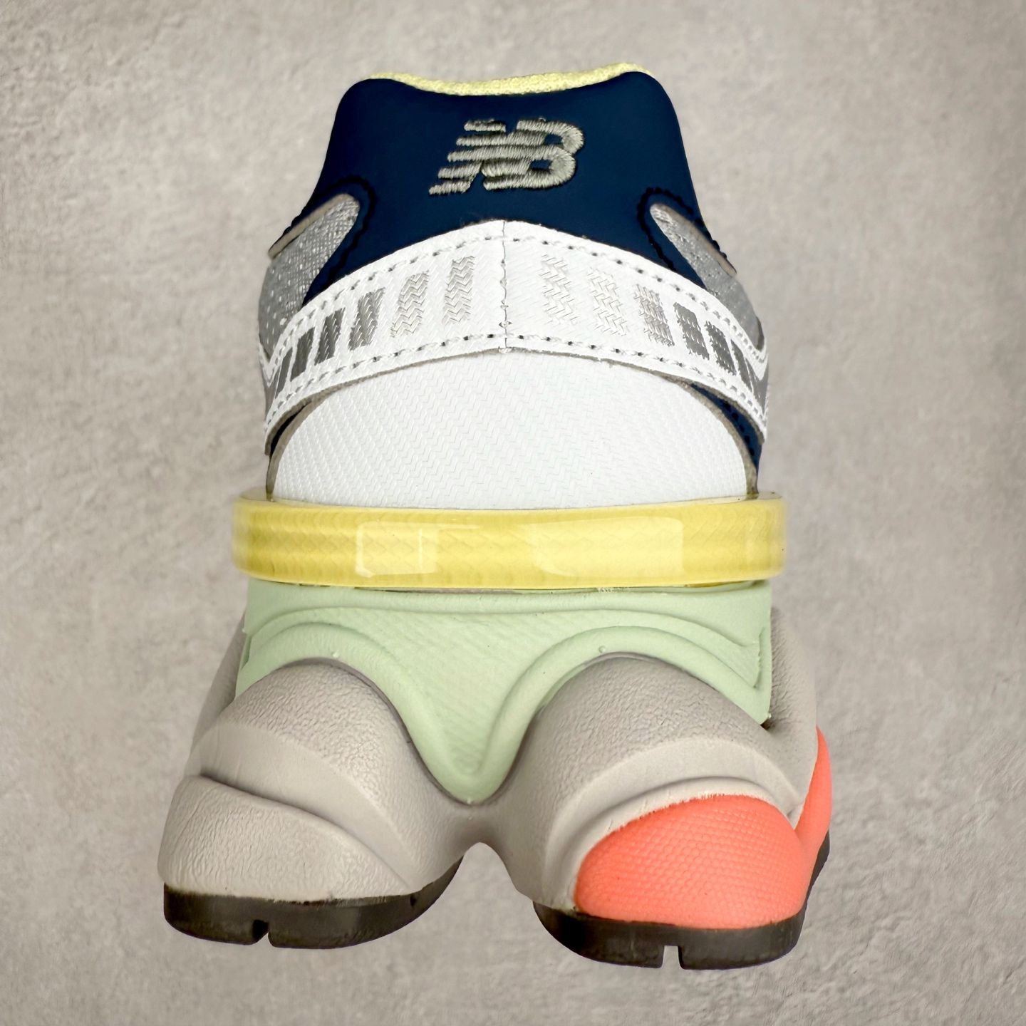 图片[8]-New Balance NB9060 复古运动鞋 新百伦又带来了新鞋型 并且是与芝加哥街头品牌 Joe Freshgoods 的联名款 鞋身主体采用了类似 990 系列的设计风格 与传统复古慢跑鞋区别不大 最大的变化就是鞋底部分 在传统设计的中底外层 增加了多个分区的模块 圆润的线条设计与我们熟悉的 New Balance 风格截然不同 但与同样充满弧形线条的鞋面搭配 看起来毫无违和感 尺码：36-45-选品中心