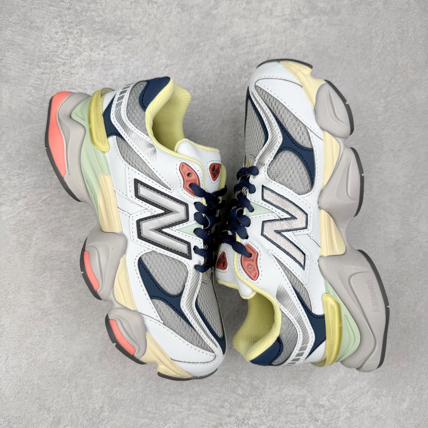 图片[3]-New Balance NB9060 复古运动鞋 新百伦又带来了新鞋型 并且是与芝加哥街头品牌 Joe Freshgoods 的联名款 鞋身主体采用了类似 990 系列的设计风格 与传统复古慢跑鞋区别不大 最大的变化就是鞋底部分 在传统设计的中底外层 增加了多个分区的模块 圆润的线条设计与我们熟悉的 New Balance 风格截然不同 但与同样充满弧形线条的鞋面搭配 看起来毫无违和感 尺码：36-45-选品中心
