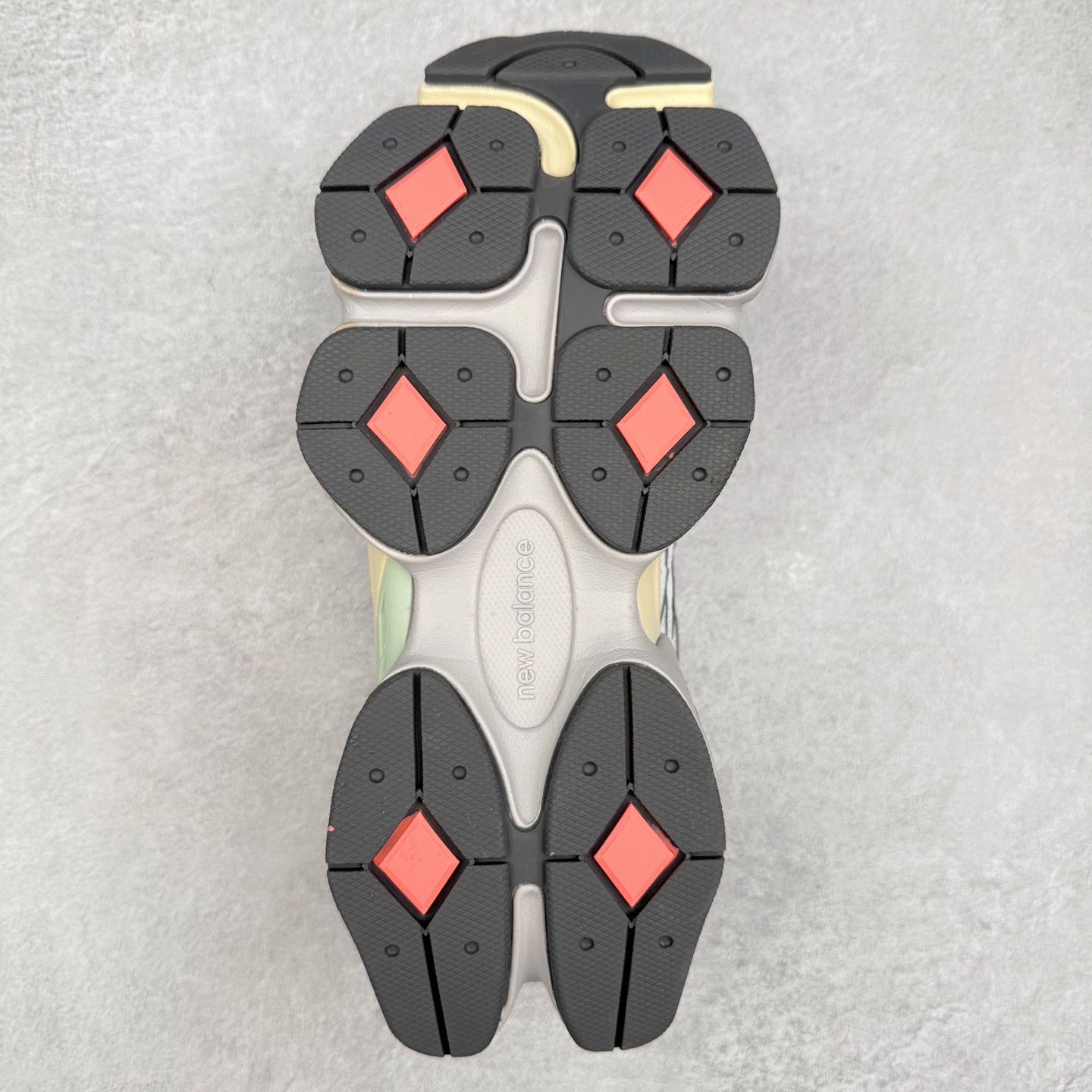 图片[9]-New Balance NB9060 复古运动鞋 新百伦又带来了新鞋型 并且是与芝加哥街头品牌 Joe Freshgoods 的联名款 鞋身主体采用了类似 990 系列的设计风格 与传统复古慢跑鞋区别不大 最大的变化就是鞋底部分 在传统设计的中底外层 增加了多个分区的模块 圆润的线条设计与我们熟悉的 New Balance 风格截然不同 但与同样充满弧形线条的鞋面搭配 看起来毫无违和感 尺码：36-45-选品中心