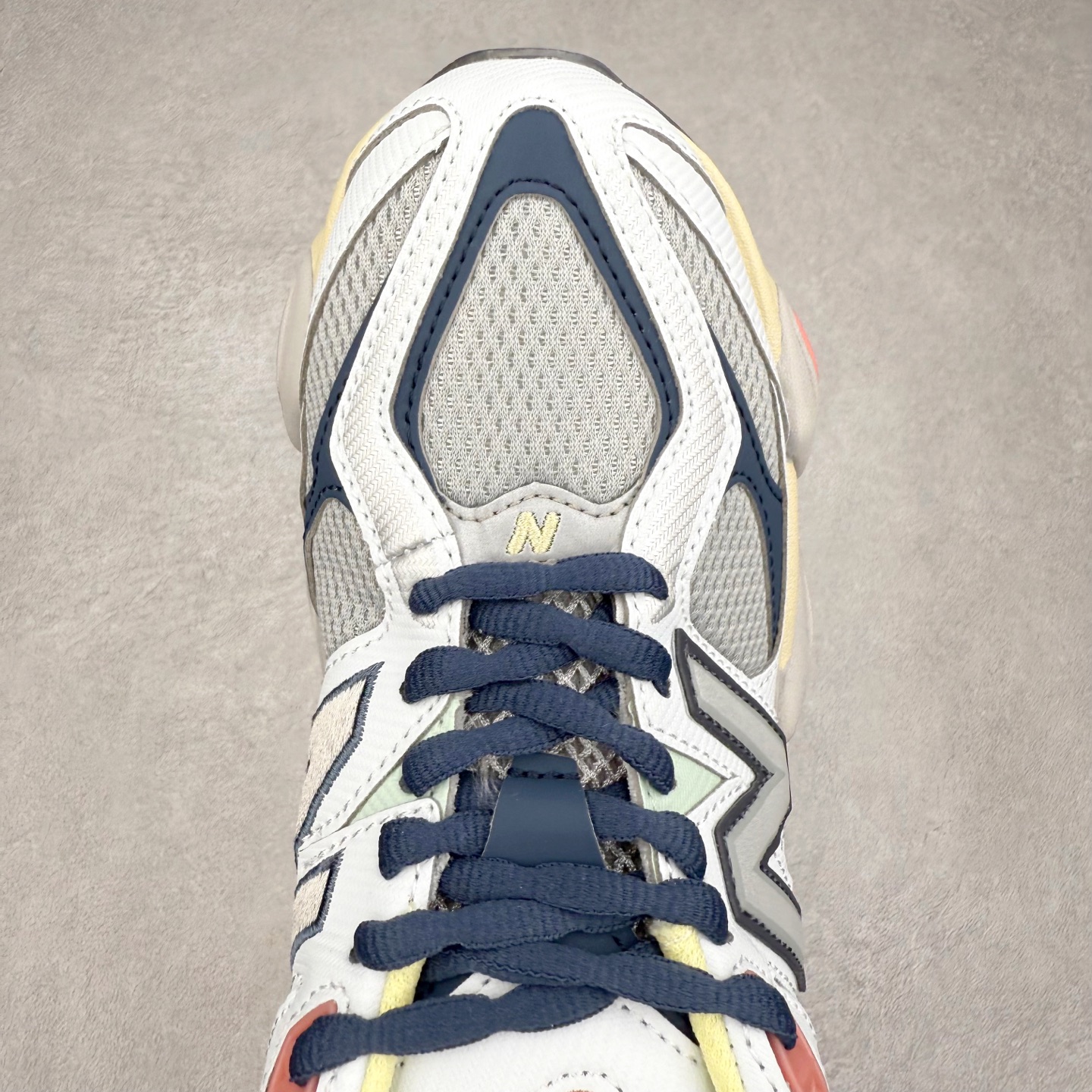 图片[4]-New Balance NB9060 复古运动鞋 新百伦又带来了新鞋型 并且是与芝加哥街头品牌 Joe Freshgoods 的联名款 鞋身主体采用了类似 990 系列的设计风格 与传统复古慢跑鞋区别不大 最大的变化就是鞋底部分 在传统设计的中底外层 增加了多个分区的模块 圆润的线条设计与我们熟悉的 New Balance 风格截然不同 但与同样充满弧形线条的鞋面搭配 看起来毫无违和感 尺码：36-45-选品中心