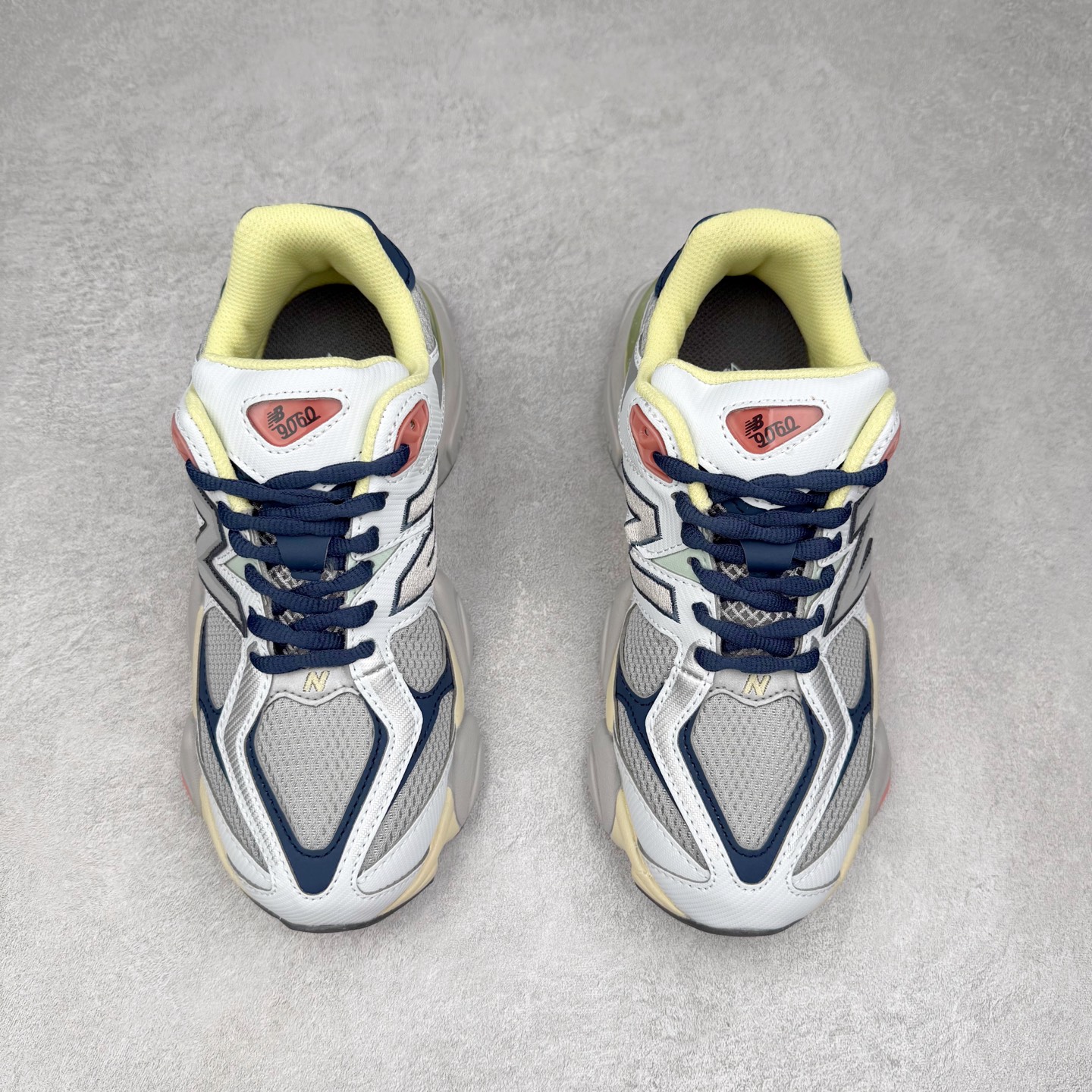 图片[2]-New Balance NB9060 复古运动鞋 新百伦又带来了新鞋型 并且是与芝加哥街头品牌 Joe Freshgoods 的联名款 鞋身主体采用了类似 990 系列的设计风格 与传统复古慢跑鞋区别不大 最大的变化就是鞋底部分 在传统设计的中底外层 增加了多个分区的模块 圆润的线条设计与我们熟悉的 New Balance 风格截然不同 但与同样充满弧形线条的鞋面搭配 看起来毫无违和感 尺码：36-45-选品中心