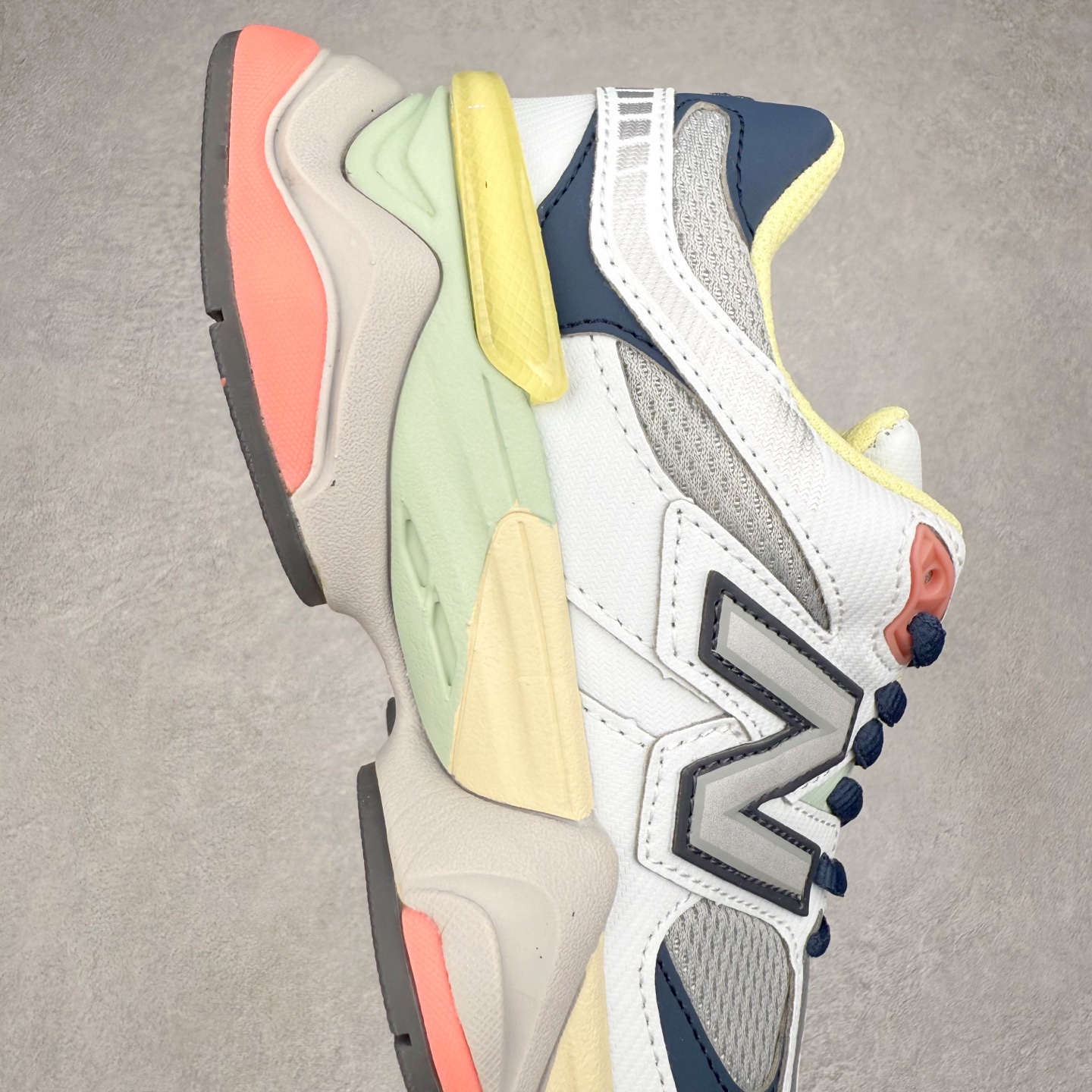 图片[6]-New Balance NB9060 复古运动鞋 新百伦又带来了新鞋型 并且是与芝加哥街头品牌 Joe Freshgoods 的联名款 鞋身主体采用了类似 990 系列的设计风格 与传统复古慢跑鞋区别不大 最大的变化就是鞋底部分 在传统设计的中底外层 增加了多个分区的模块 圆润的线条设计与我们熟悉的 New Balance 风格截然不同 但与同样充满弧形线条的鞋面搭配 看起来毫无违和感 尺码：36-45-选品中心