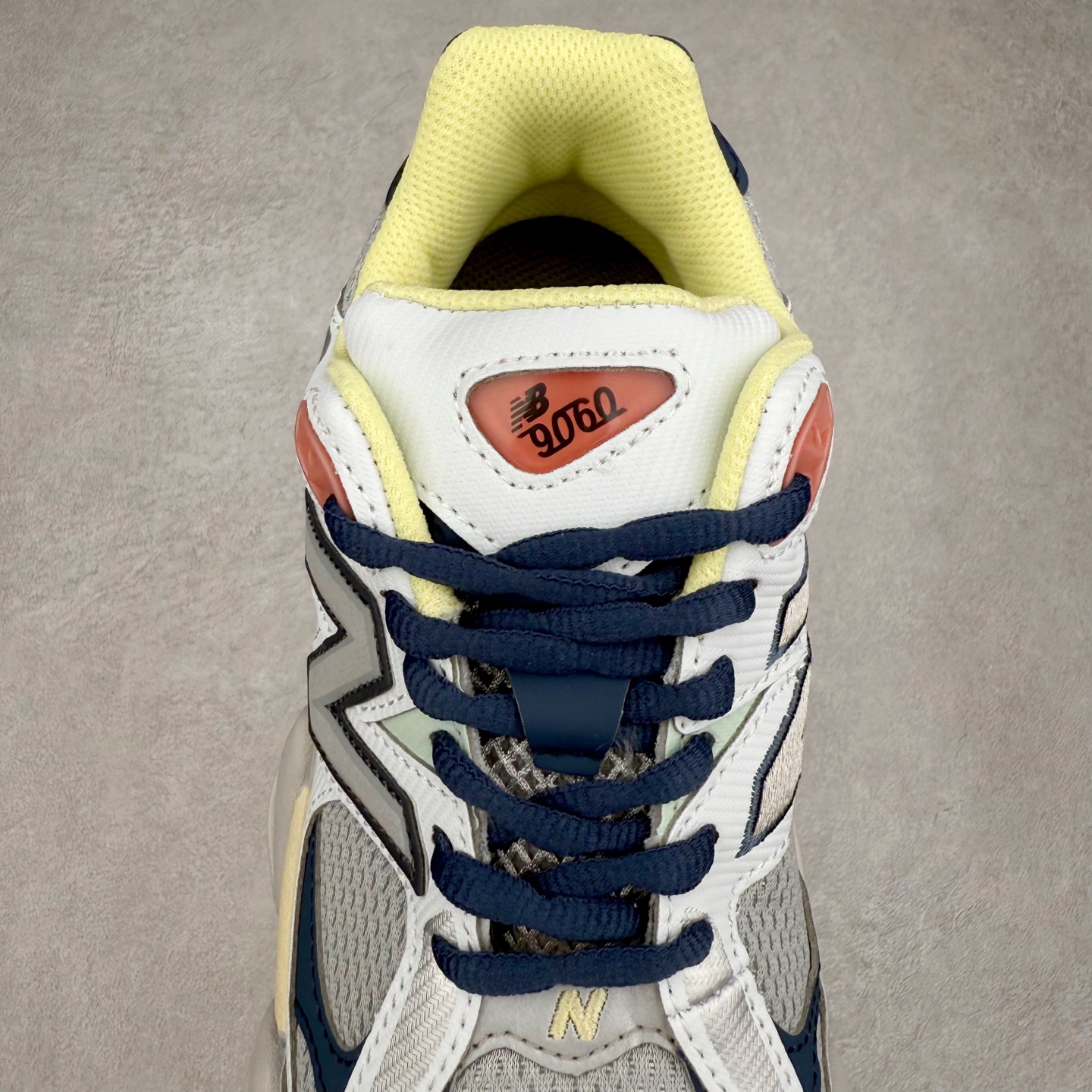 图片[5]-New Balance NB9060 复古运动鞋 新百伦又带来了新鞋型 并且是与芝加哥街头品牌 Joe Freshgoods 的联名款 鞋身主体采用了类似 990 系列的设计风格 与传统复古慢跑鞋区别不大 最大的变化就是鞋底部分 在传统设计的中底外层 增加了多个分区的模块 圆润的线条设计与我们熟悉的 New Balance 风格截然不同 但与同样充满弧形线条的鞋面搭配 看起来毫无违和感 尺码：36-45-选品中心