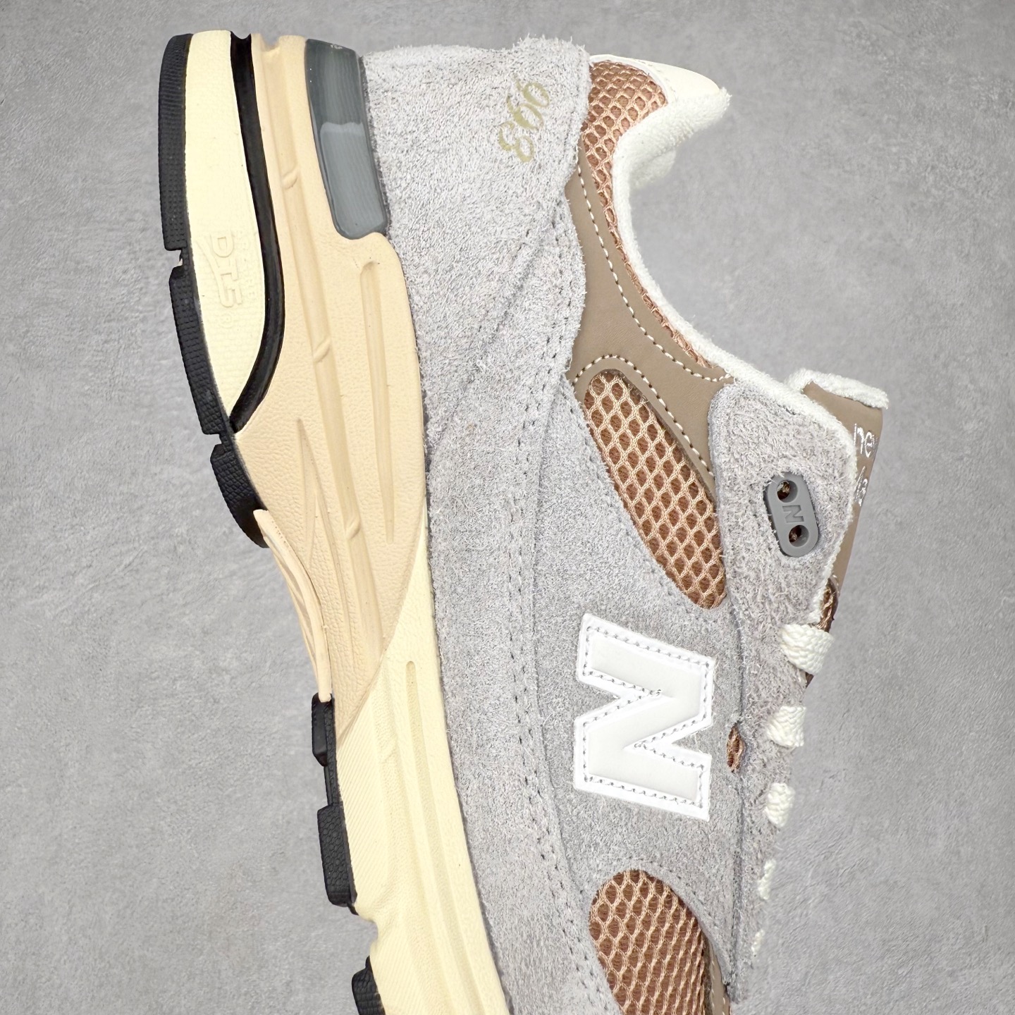 图片[6]-＃K版纯原福利 New Balance 新百伦NB993总统复古慢跑鞋 鞋身以网眼鞋面结合同色系优质麂皮革构成，鞋舌处点缀 New Balance Made In USA 同色系刺绣标识，彰显鞋款身份。鞋侧点缀银色 \\\”993\\\” 字样，丰富鞋身设计的同时，构建时尚外观。鞋款搭载 ABZORB 缓震系统，通过缓冲和抗压性的结合来吸收冲击力，舒适功能升级。同时搭配泛黄做旧中底，打造丰富层次感，缔造出色复古韵味。尺码：36 37 37.5 38 38.5 39 40 40.5 41.5 42 42.5 43 44 44.5 45-选品中心